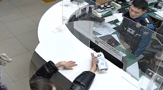 "제 꿈은 경찰"…사진 한 장 보답으로 받은 '종이 경찰차'