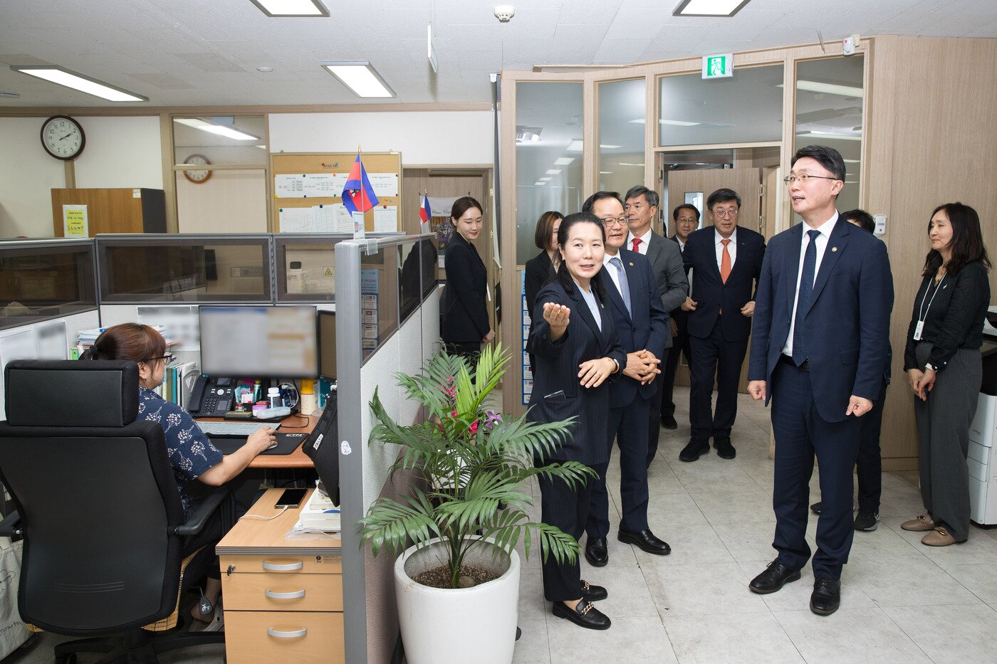 본문 이미지 - 류제명 과학기술정보통신부 제2차관과 정구창 성평등가족부 차관이 16일 오후 서울 마포구 한국건강가정진흥원 다누리콜센터를 방문해 '다누리콜센터' 에 대한 설명을 듣고 있다. (과기정통부 제공)