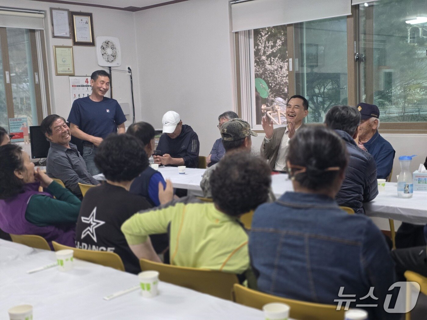 본문 이미지 - 김진태 강원특별자치도지사 예비후보는 15일 춘천시 신동면 증4리 마을회관에서 '회관일기' 2탄 일정을 소화했다. 김 후보는 이날 마울주민과 격의없는 대화를 나누며, 늦은 시간까지 간담회를 이어갔다.(김진태 예비후보 측 제공. 재판매 및 DB금지)/뉴스1