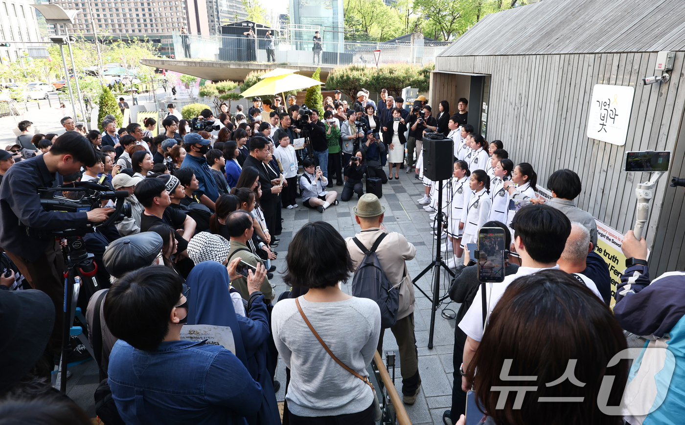 (서울=뉴스1) 최지환 기자 = 16일 서울 중구 세월호 기억공간 '기억과 빛' 앞에서 열린 세월호 참사 12주기 시민 기억식에서 추모공연이 진행되고 있다. 2026.4.16/뉴스 …