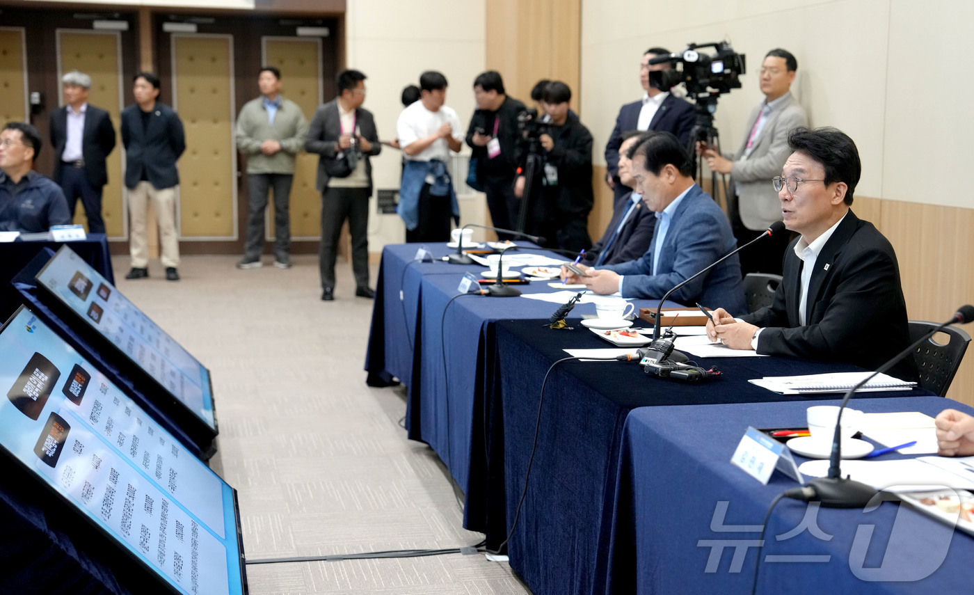 (무안=뉴스1) 전원 기자 = 김민석 국무총리가 16일 여수엑스포장 컨벤션센터를 방문, 2026여수세계박람회 준비상황을 점검하고 있다.(전남도 제공. 재판매 및 DB금지) 2026 …