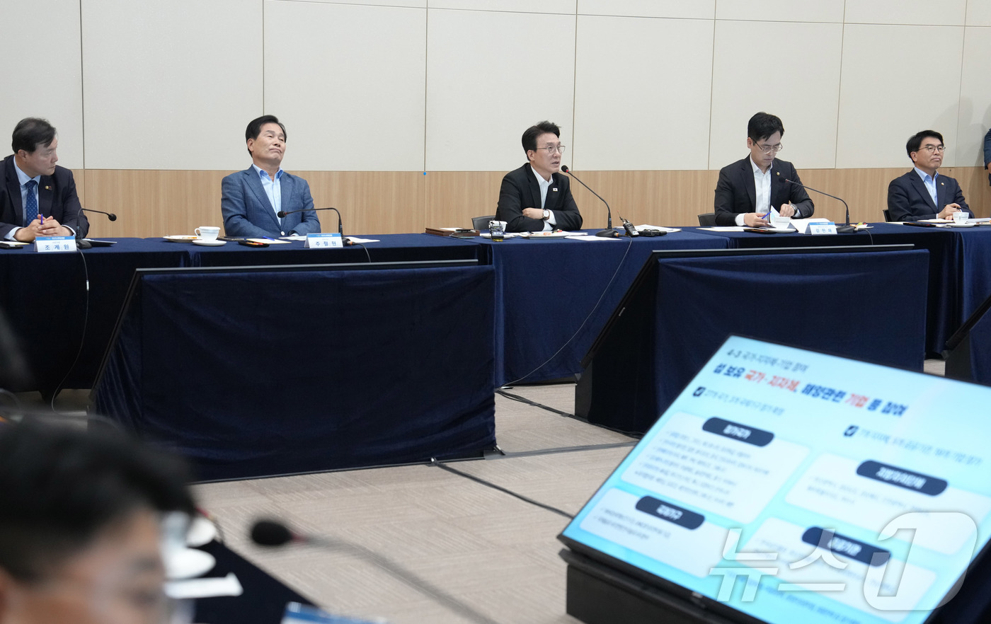 (무안=뉴스1) 전원 기자 = 김민석 국무총리가 16일 여수엑스포장 컨벤션센터를 방문, 2026여수세계박람회 준비상황을 점검하고 있다.(전남도 제공. 재판매 및 DB금지) 2026 …