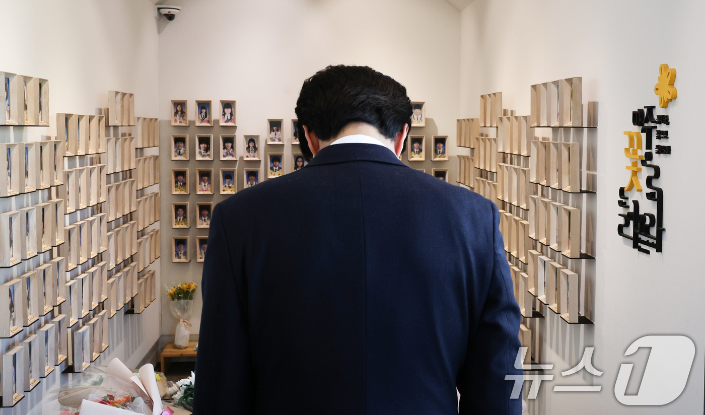 (서울=뉴스1) 최지환 기자 = 16일 오후 서울 중구 세월호 기억공간에서 열린 세월호참사 12주기 세월호 기억공간 시민 기억식을 앞두고 추모객들이 희생자를 향해 헌화하고 있다. …