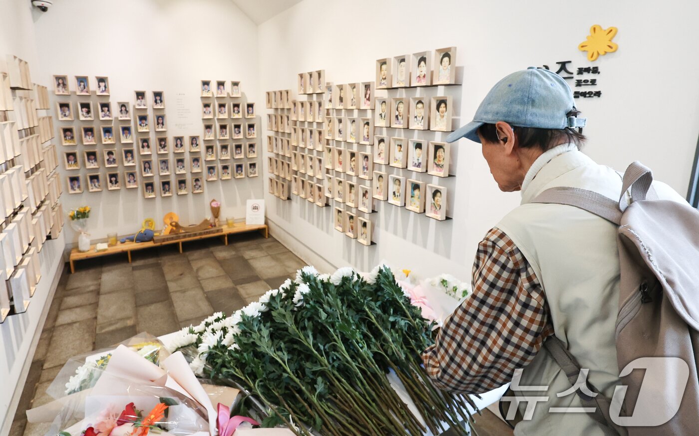 본문 이미지 - 16일 오후 서울 중구 세월호 기억공간에서 열린 세월호참사 12주기 세월호 기억공간 시민 기억식을 앞두고 추모객들이 희생자를 향해 헌화하고 있다. 2026.4.16 ⓒ 뉴스1 최지환 기자