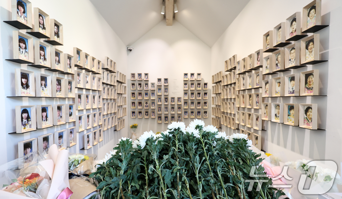 (서울=뉴스1) 최지환 기자 = 세월호 참사 12주기인 16일 오후 서울 중구 세월호 기억공간에 국화꽃이 놓여 있다. 2026.4.16/뉴스1