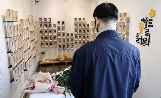 세월호 희생자 추모하는 시민