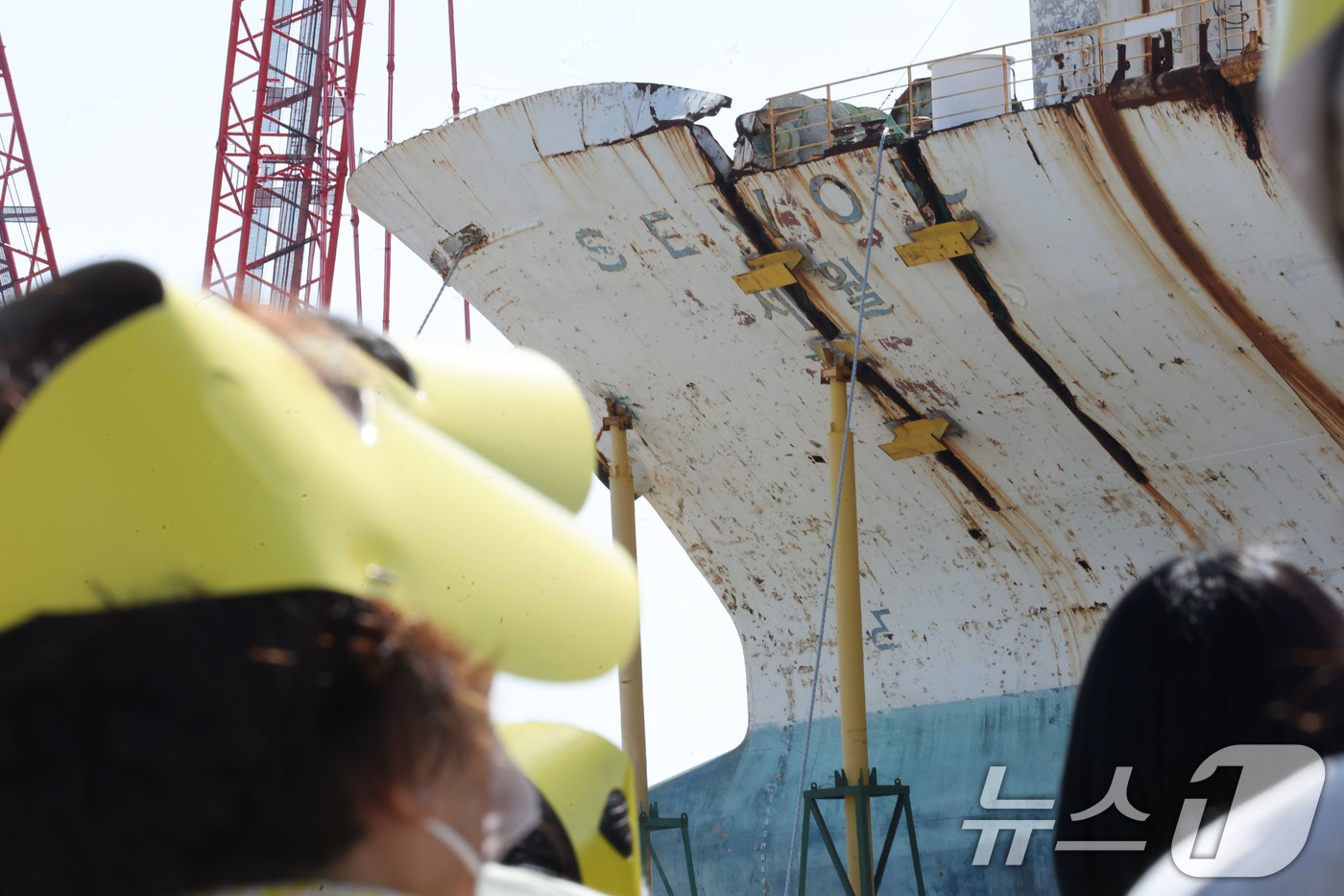 (목포=뉴스1) 이수민 기자 = 세월호 참사 12주기인 16일 전남 목포신항에 거치된 세월호 선체 앞에서 목포기억식 행사가 열리고 있다.(공동취재) 2026.4.16/뉴스1