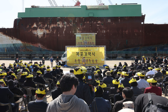 녹에 잠식된 세월호 선체