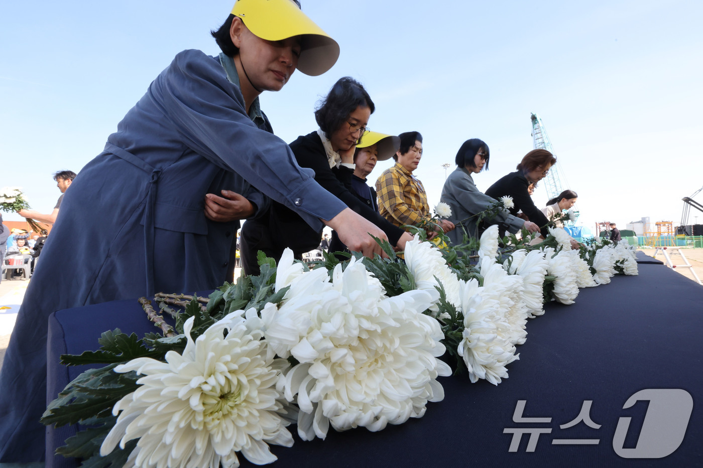 (목포=뉴스1) 이수민 기자 = 16일 전남 목포신항에서 열린 세월호 참사 12주기 목포기억식에서 추모객들이 헌화하고 있다.(공동취재) 2026.4.16/뉴스1