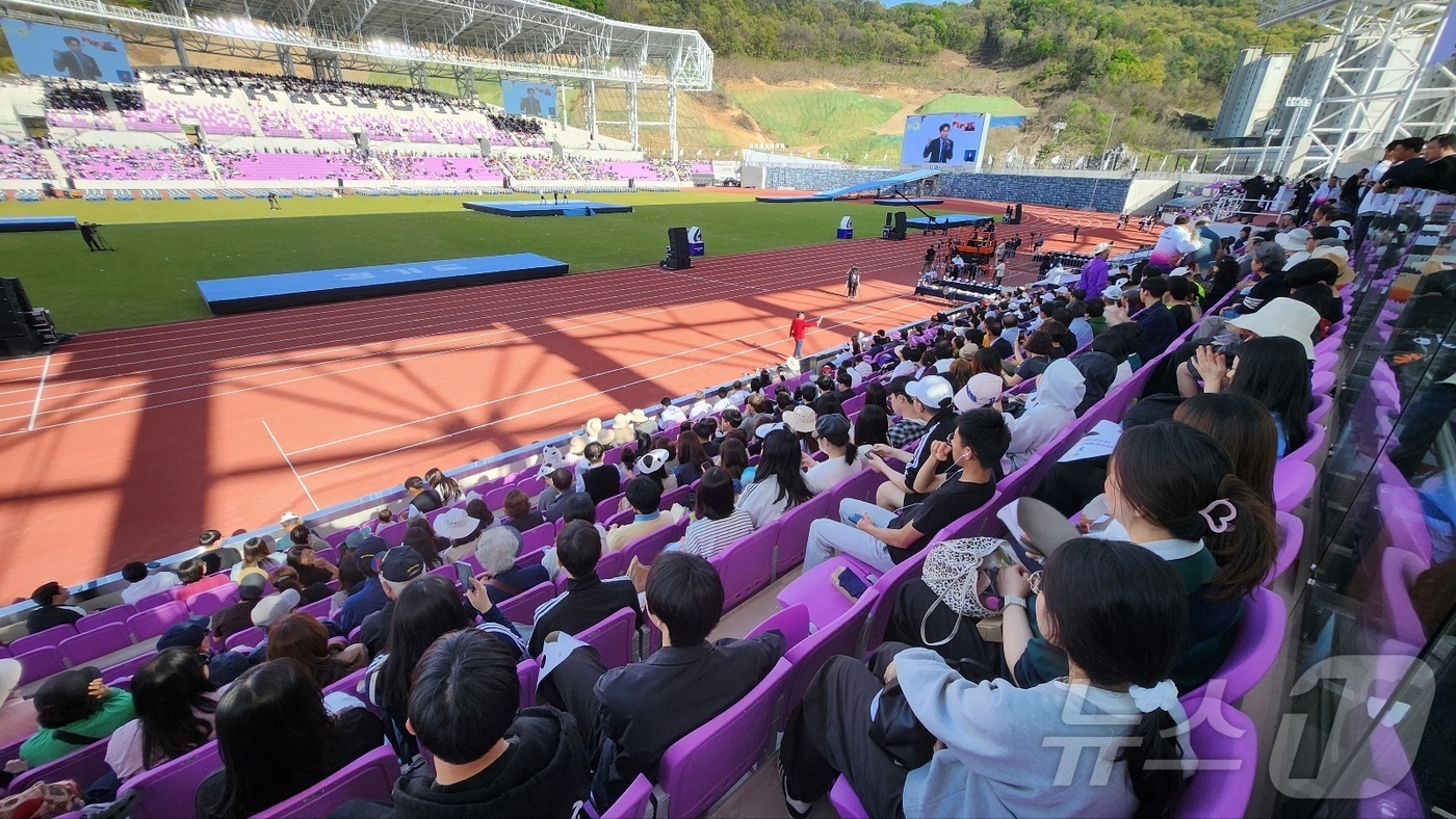 (경기 광주=뉴스1) 김평석 기자 = '제72회 경기도체육대회 2026 광주'가 16일 광주시 G-스타디움에서 개막했다. 개막식을 시작으로 광주시 전역에서 3일간 열리는 대회에서는 …