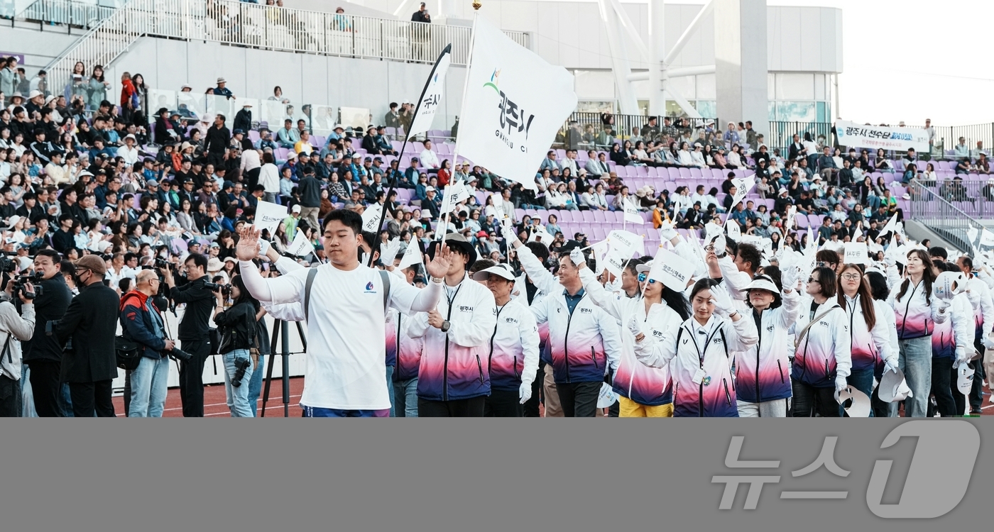 (경기 광주=뉴스1) 김평석 기자 = 16일 광주시 G-스타디움에서 진행된 '제72회 경기도체육대회 2026 광주'개막식에서 광주시 선수단이 입장하고 있다.(광주시 제공) 2026 …