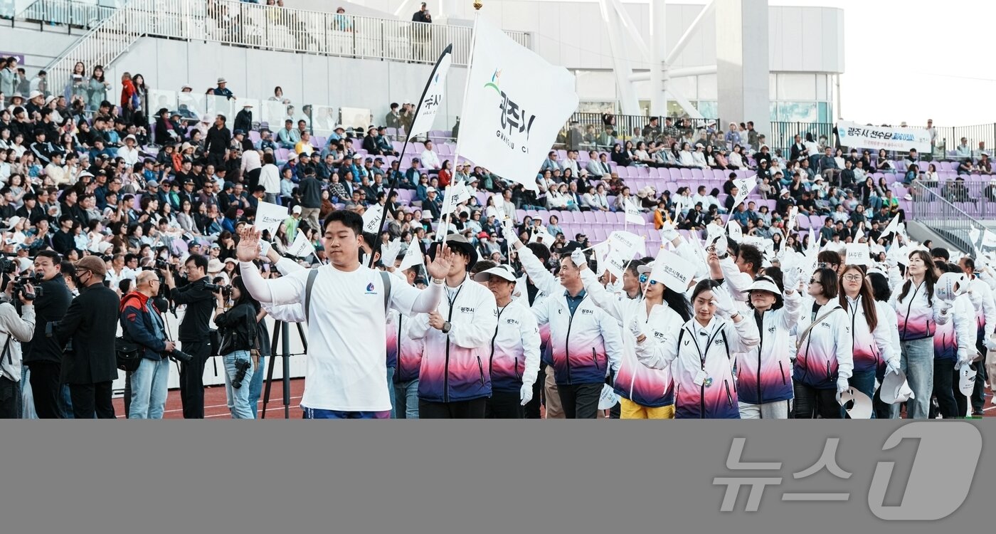 본문 이미지 - 16일 광주시 G-스타디움에서 진행된 '제72회 경기도체육대회 2026 광주'개막식에서 광주시 선수단이 입장하고 있다.(광주시 제공) 2026.4.16 ⓒ 뉴스1 김평석 기자