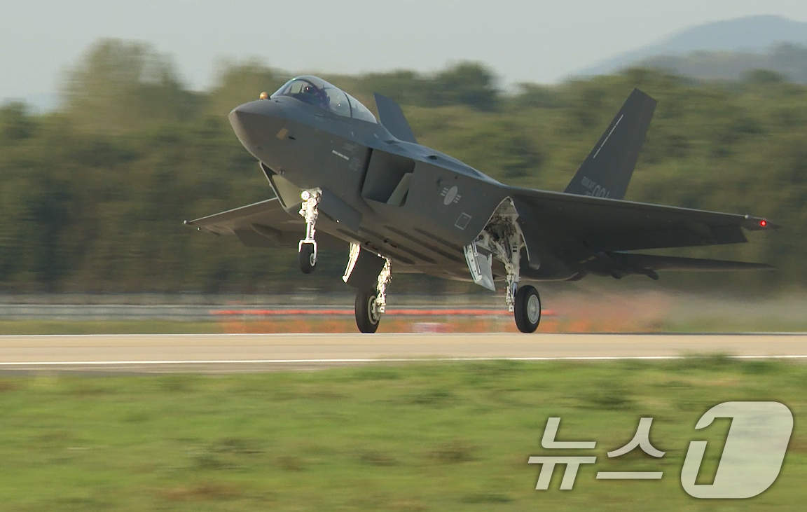 (서울=뉴스1) = 한국형 초음속 전투기 KF-21 보라매 양산 1호기가 지난 15일 사천 제3훈련비행단에서 출고 22일 만에 생산시험비행을 하고 있다. (방위사업청 제공. 재판매 …
