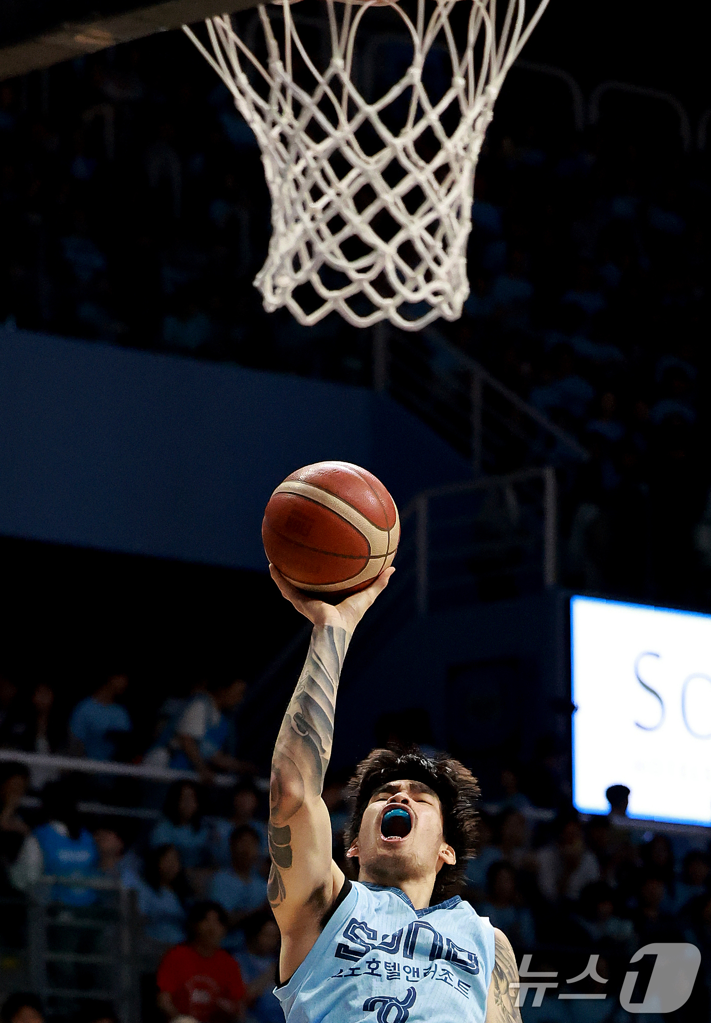 (고양=뉴스1) 이호윤 기자 = 16일 경기 고양시 일산서구 고양소노아레나에서 열린 '2025~2026시즌 LG전자 프로농구 6강 플레이오프 3차전' 고양 소노 스카이거너스와 서울 …