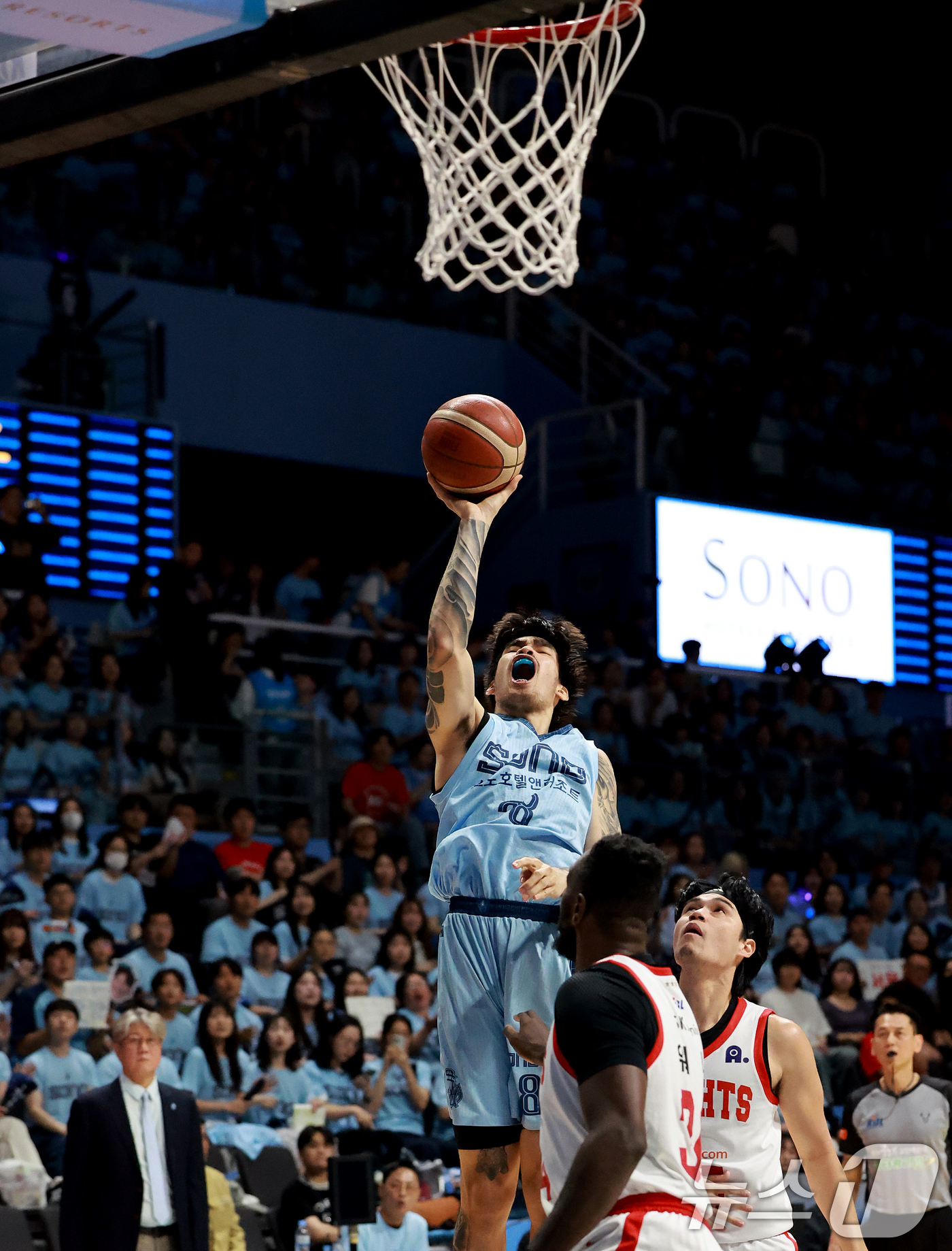 (고양=뉴스1) 이호윤 기자 = 16일 경기 고양시 일산서구 고양소노아레나에서 열린 '2025~2026시즌 LG전자 프로농구 6강 플레이오프 3차전' 고양 소노 스카이거너스와 서울 …