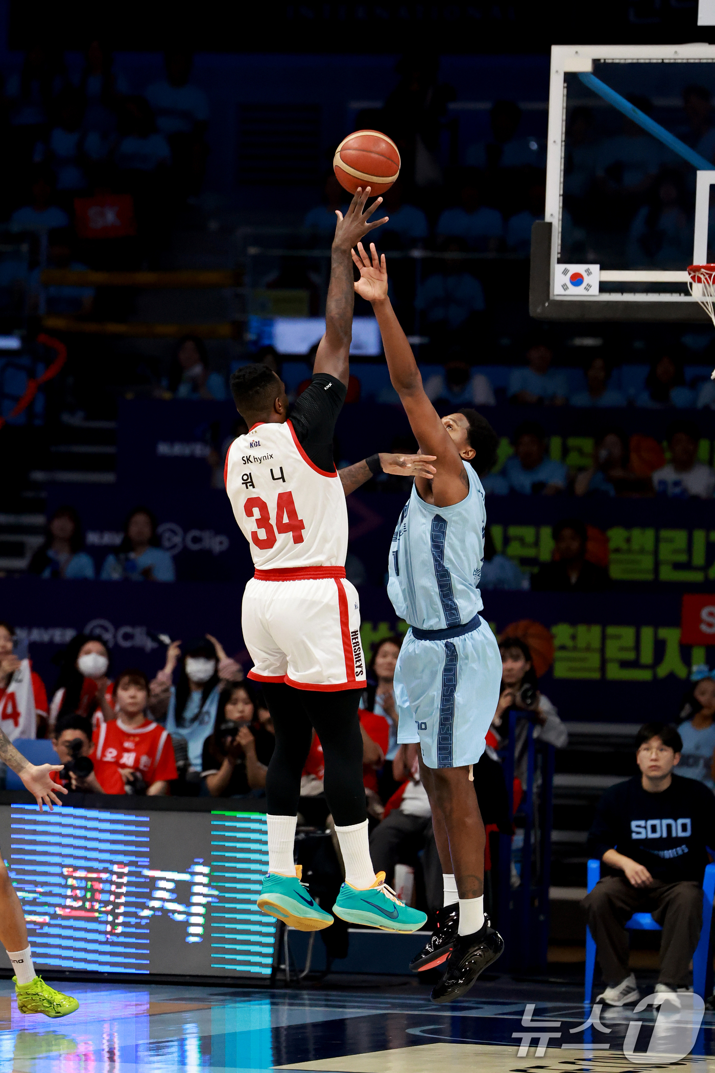 (고양=뉴스1) 이호윤 기자 = 16일 경기 고양시 일산서구 고양소노아레나에서 열린 '2025~2026시즌 LG전자 프로농구 6강 플레이오프 3차전' 고양 소노 스카이거너스와 서울 …