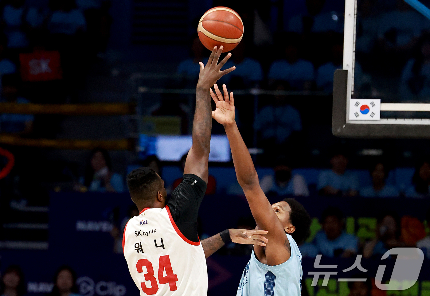 (고양=뉴스1) 이호윤 기자 = 16일 경기 고양시 일산서구 고양소노아레나에서 열린 '2025~2026시즌 LG전자 프로농구 6강 플레이오프 3차전' 고양 소노 스카이거너스와 서울 …