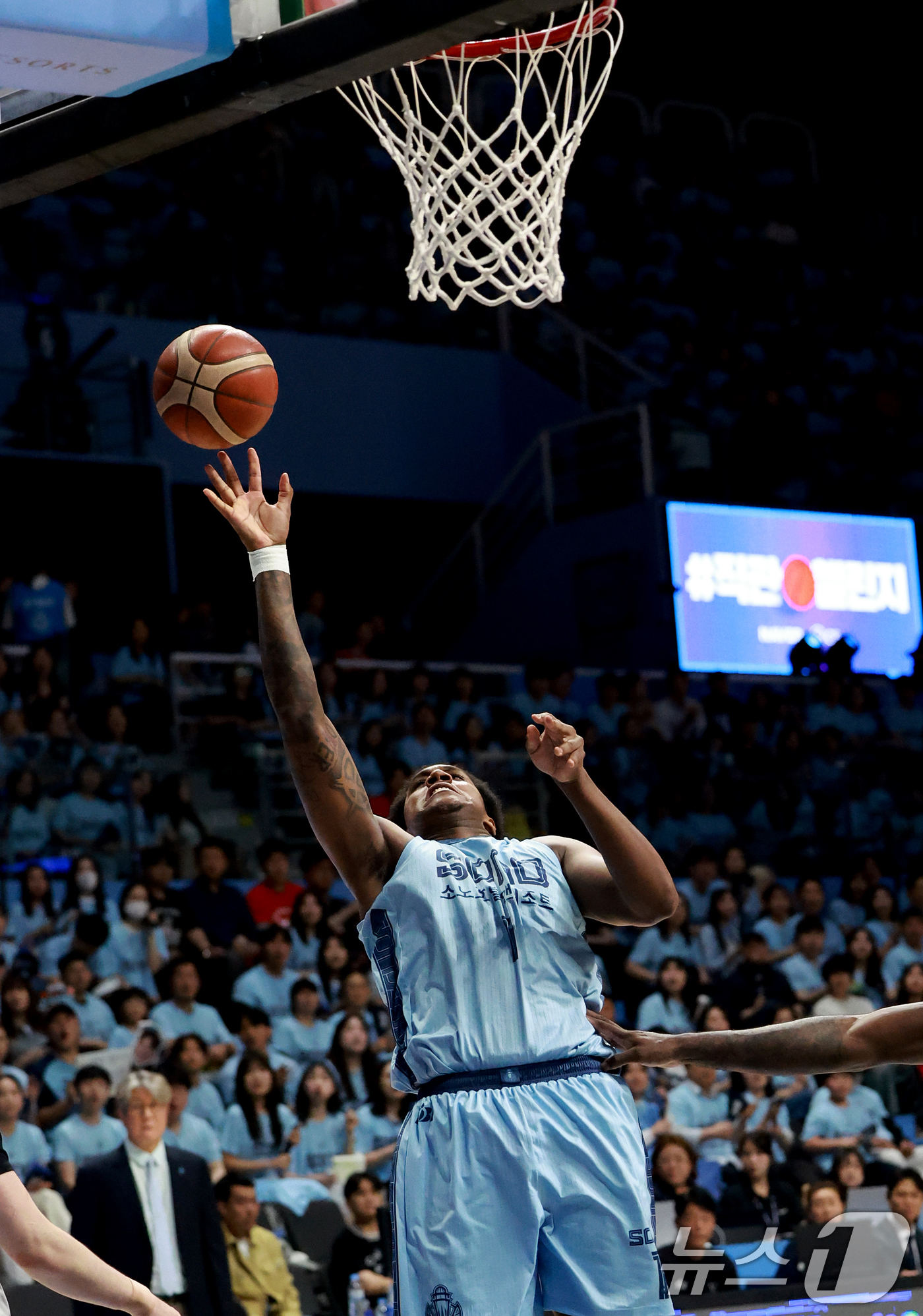 (고양=뉴스1) 이호윤 기자 = 16일 경기 고양시 일산서구 고양소노아레나에서 열린 '2025~2026시즌 LG전자 프로농구 6강 플레이오프 3차전' 고양 소노 스카이거너스와 서울 …