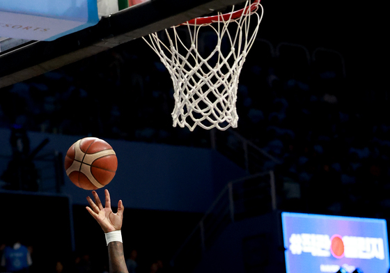 네이던의 골밑슛