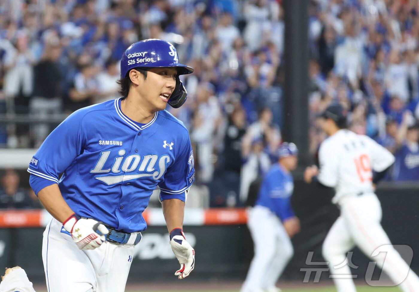 본문 이미지 - 16일 대전 한화생명볼파크에서 열린 2026 신한 SOL KBO리그 삼성 라이온즈와 한화 이글스의 경기에서 2회초 삼성 이재현이 선취 1차점 안타를 치고 있다. 2026.4.16 ⓒ 뉴스1 김기남 기자