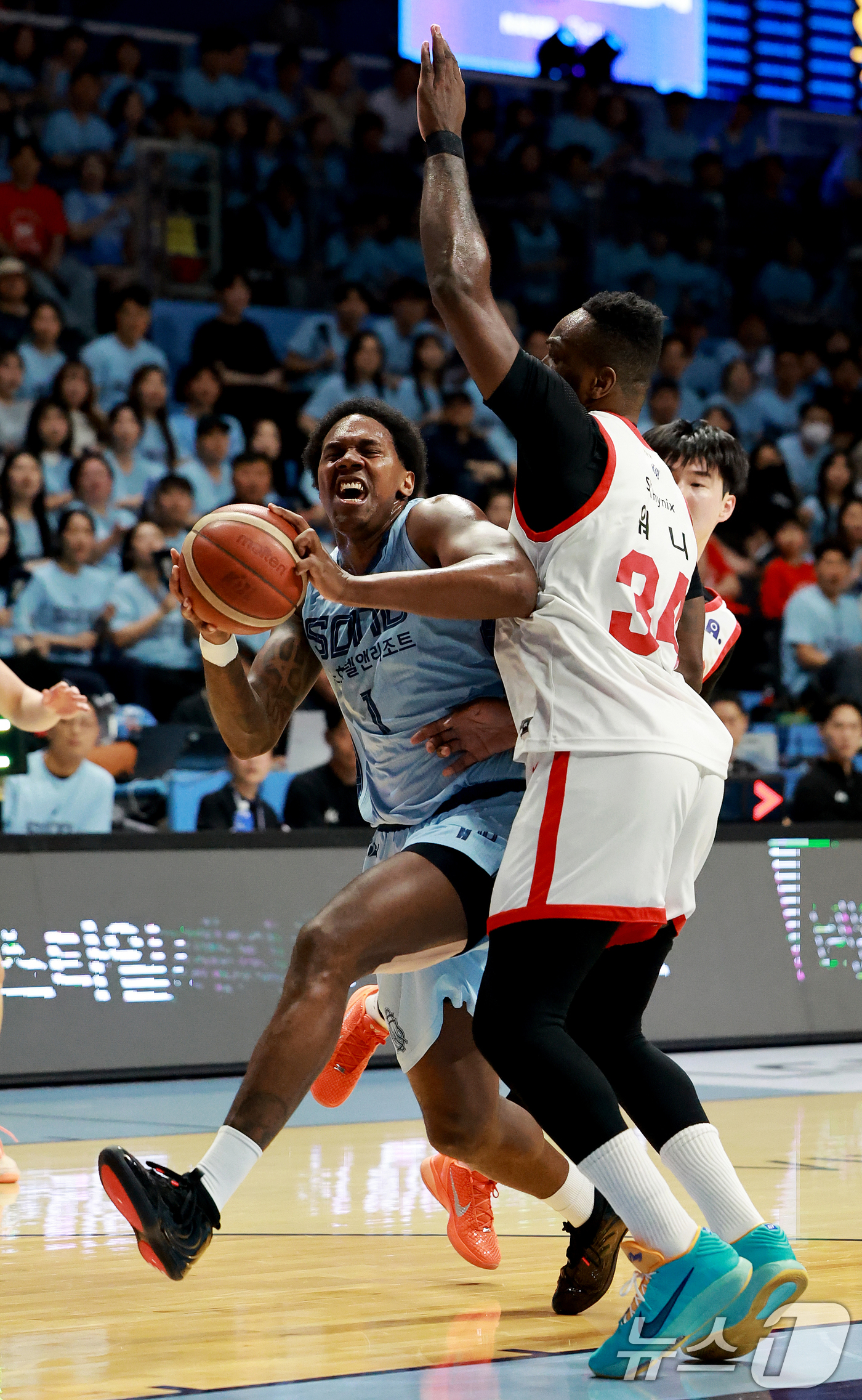 (고양=뉴스1) 이호윤 기자 = 16일 경기 고양시 일산서구 고양소노아레나에서 열린 '2025~2026시즌 LG전자 프로농구 6강 플레이오프 3차전' 고양 소노 스카이거너스와 서울 …