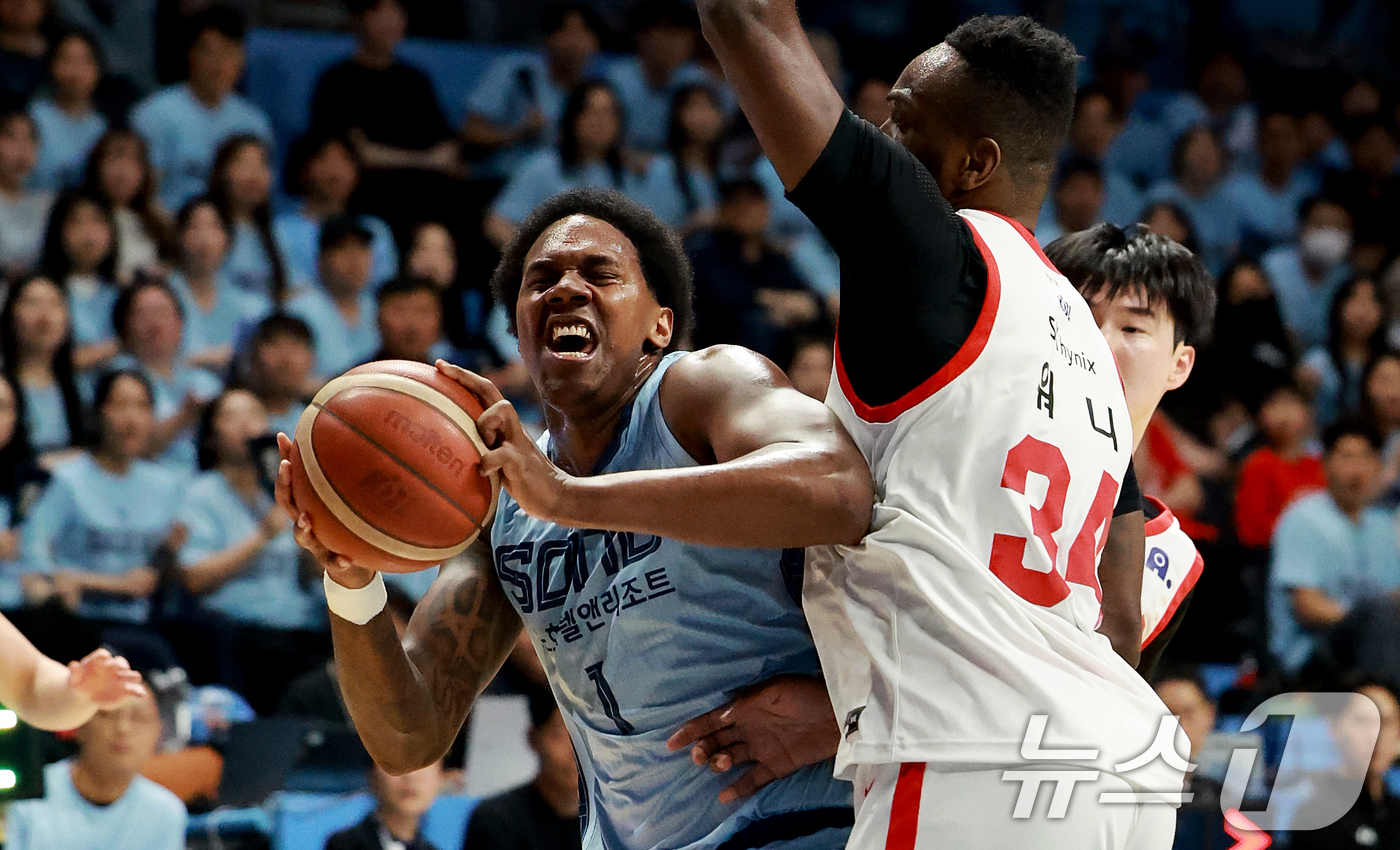 (고양=뉴스1) 이호윤 기자 = 16일 경기 고양시 일산서구 고양소노아레나에서 열린 '2025~2026시즌 LG전자 프로농구 6강 플레이오프 3차전' 고양 소노 스카이거너스와 서울 …