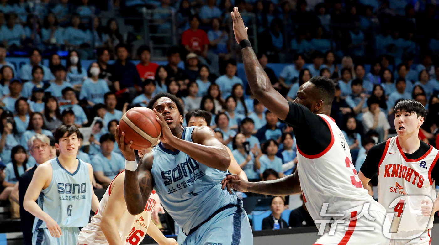 (고양=뉴스1) 이호윤 기자 = 16일 경기 고양시 일산서구 고양소노아레나에서 열린 '2025~2026시즌 LG전자 프로농구 6강 플레이오프 3차전' 고양 소노 스카이거너스와 서울 …