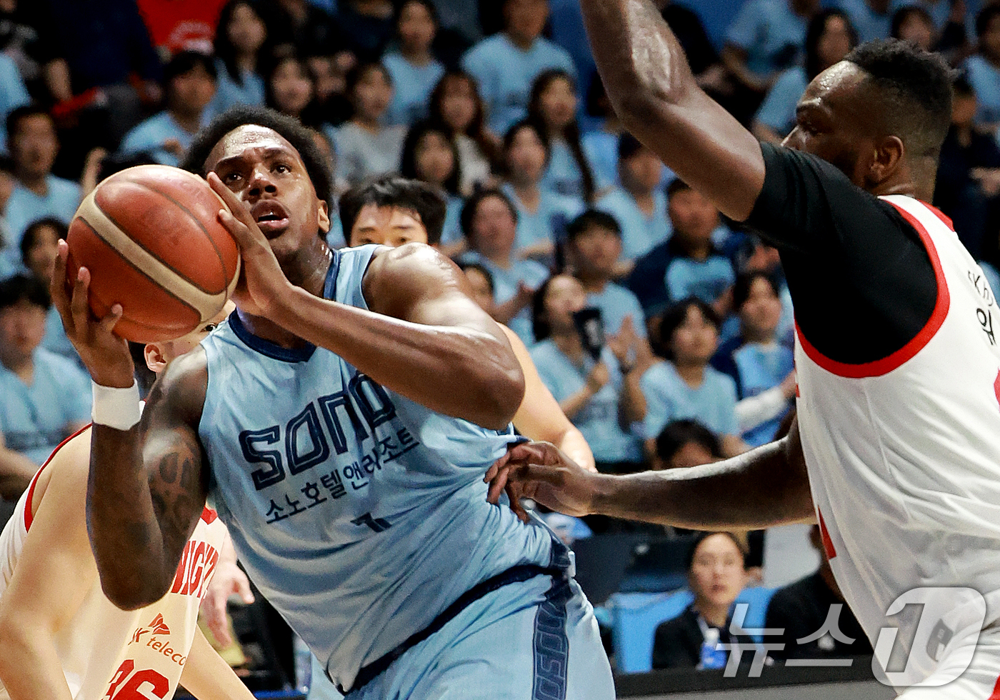 (고양=뉴스1) 이호윤 기자 = 16일 경기 고양시 일산서구 고양소노아레나에서 열린 '2025~2026시즌 LG전자 프로농구 6강 플레이오프 3차전' 고양 소노 스카이거너스와 서울 …