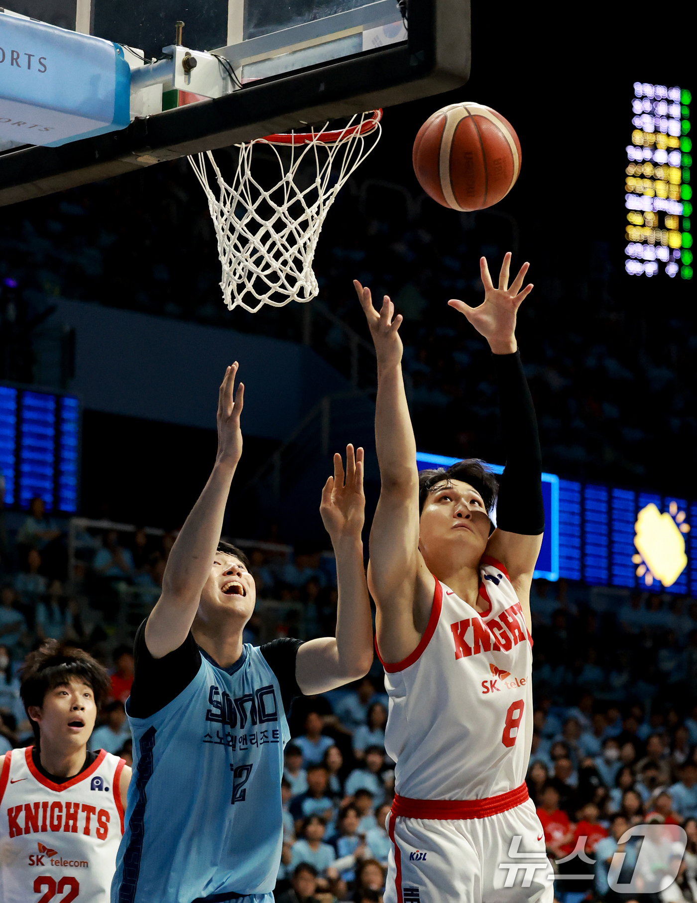 (고양=뉴스1) 이호윤 기자 = 16일 경기 고양시 일산서구 고양소노아레나에서 열린 '2025~2026시즌 LG전자 프로농구 6강 플레이오프 3차전' 고양 소노 스카이거너스와 서울 …