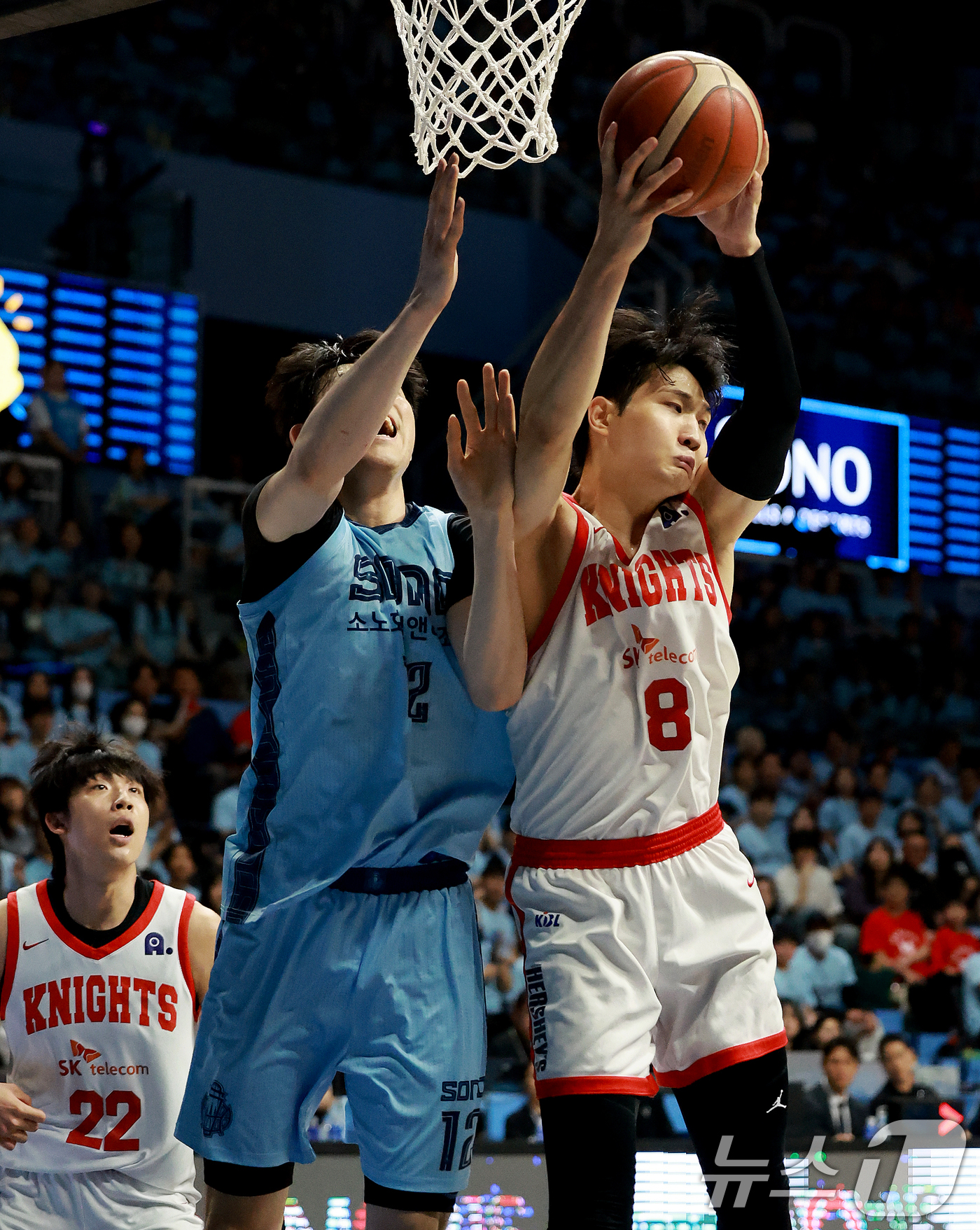 (고양=뉴스1) 이호윤 기자 = 16일 경기 고양시 일산서구 고양소노아레나에서 열린 '2025~2026시즌 LG전자 프로농구 6강 플레이오프 3차전' 고양 소노 스카이거너스와 서울 …