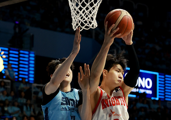 볼경합 하는 강지훈과 안영준