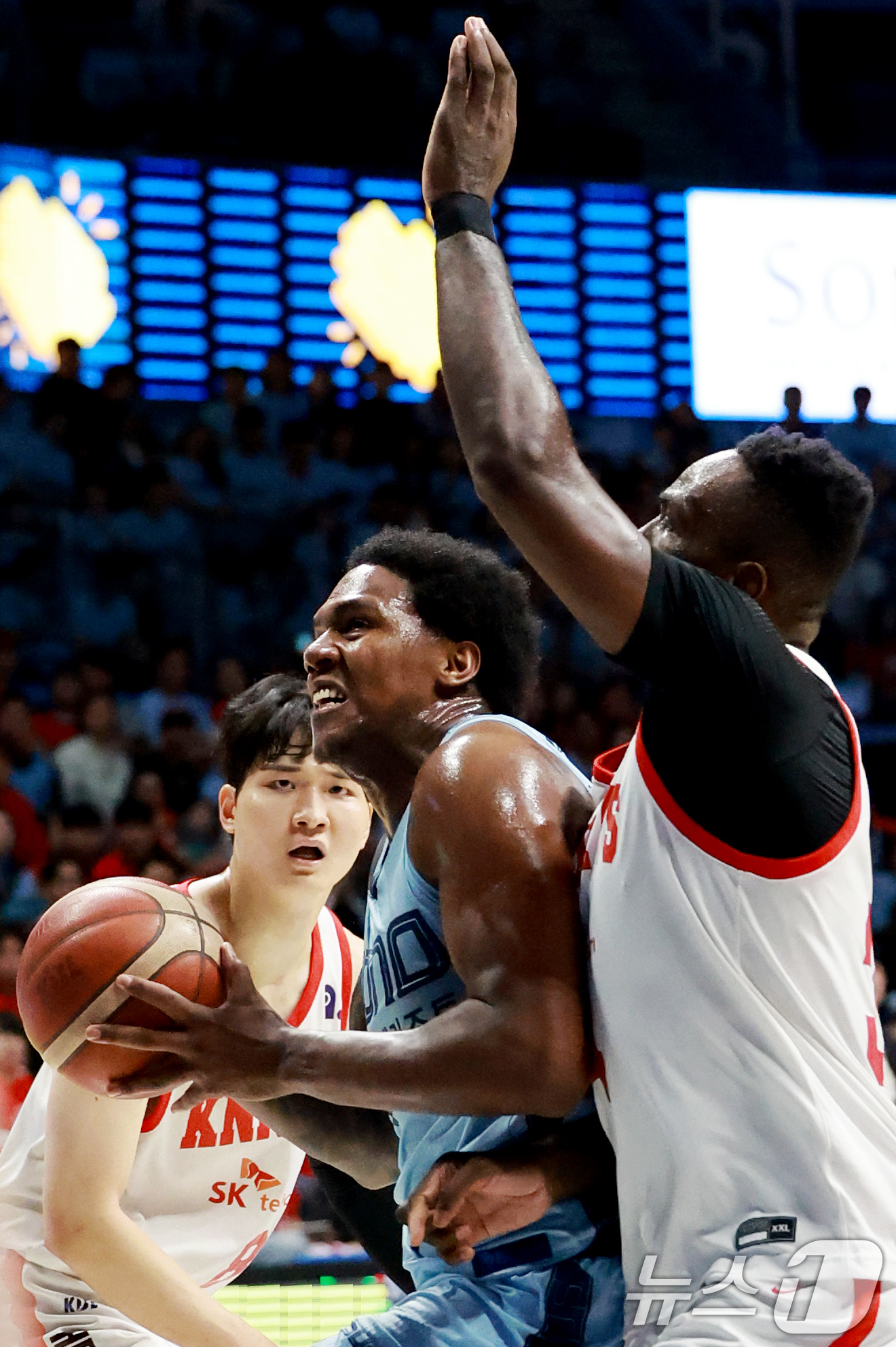 (고양=뉴스1) 이호윤 기자 = 16일 경기 고양시 일산서구 고양소노아레나에서 열린 '2025~2026시즌 LG전자 프로농구 6강 플레이오프 3차전' 고양 소노 스카이거너스와 서울 …