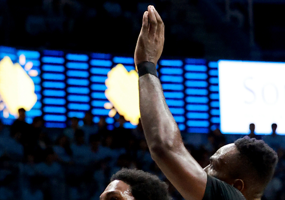 돌파하는 네이던 나이트