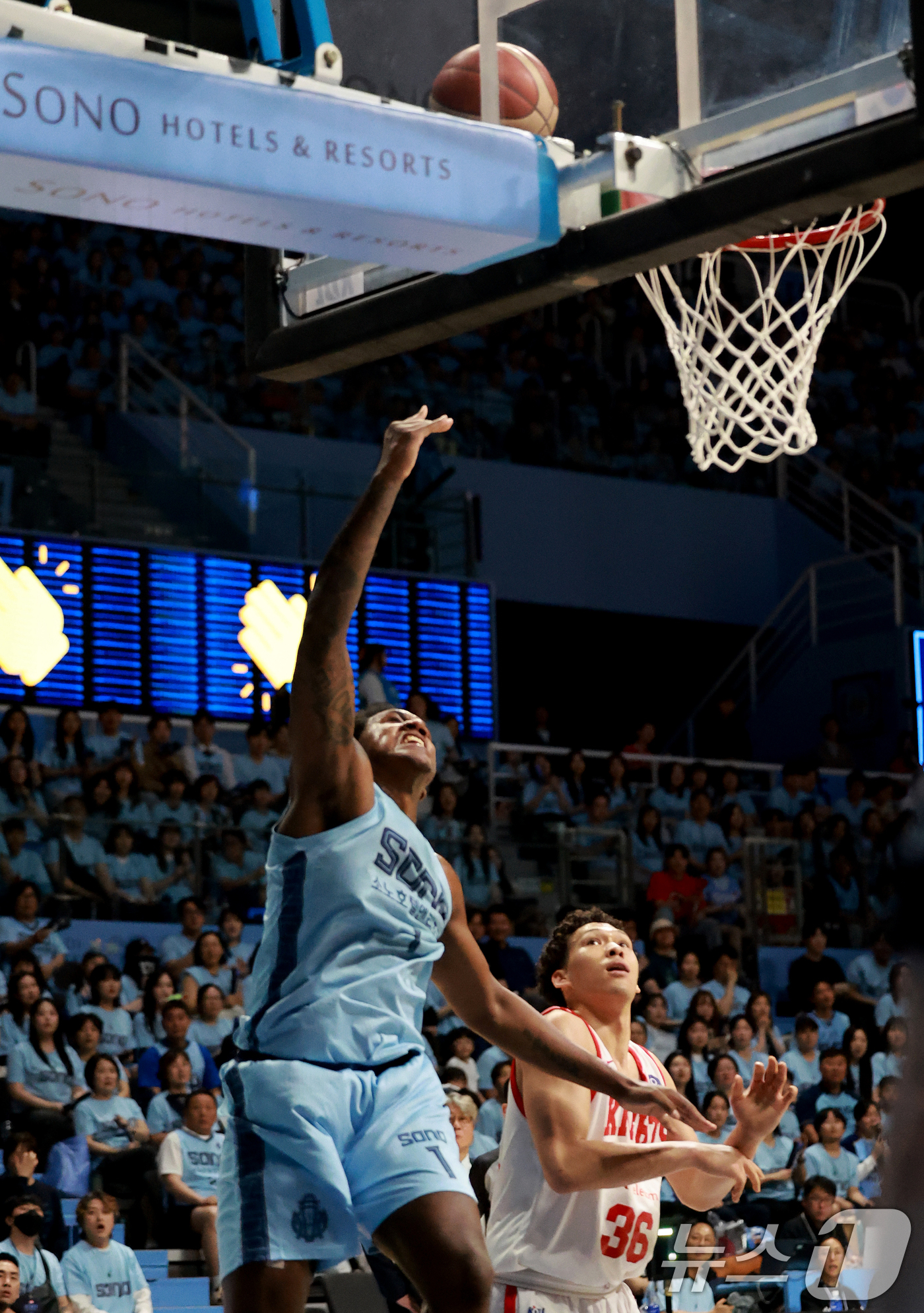 (고양=뉴스1) 이호윤 기자 = 16일 경기 고양시 일산서구 고양소노아레나에서 열린 '2025~2026시즌 LG전자 프로농구 6강 플레이오프 3차전' 고양 소노 스카이거너스와 서울 …