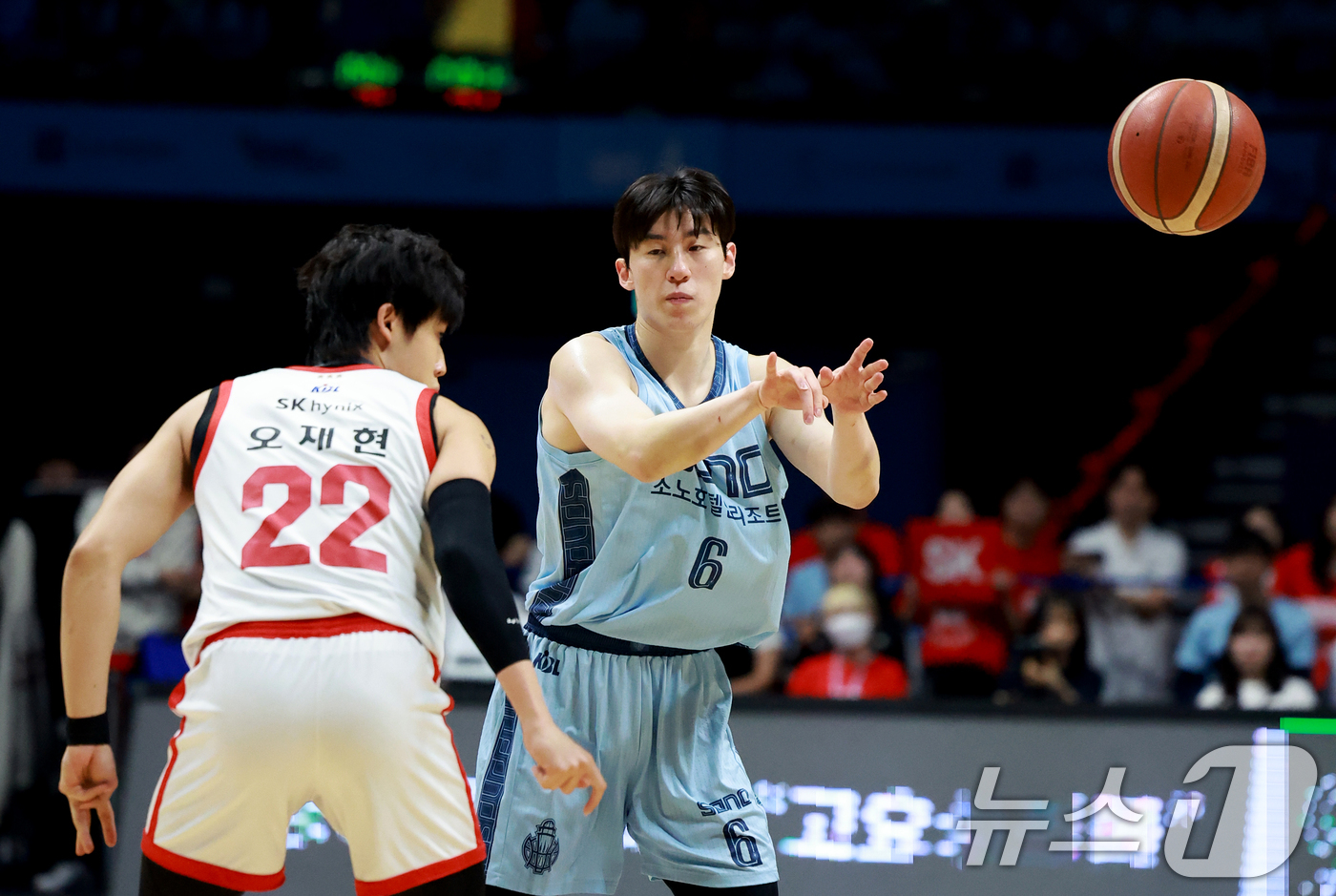 (고양=뉴스1) 이호윤 기자 = 16일 경기 고양시 일산서구 고양소노아레나에서 열린 '2025~2026시즌 LG전자 프로농구 6강 플레이오프 3차전' 고양 소노 스카이거너스와 서울 …