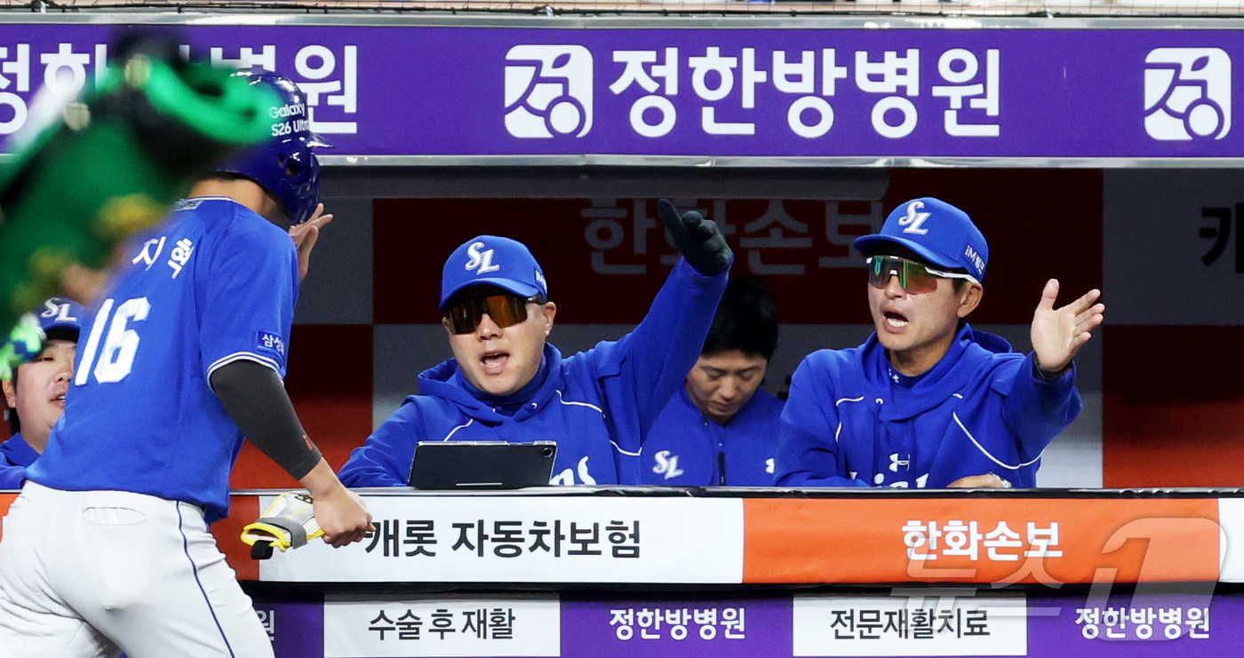 (대전=뉴스1) 김기남 기자 = 16일 대전 한화생명볼파크에서 열린 2026 신한 SOL KBO리그 삼성 라이온즈와 한화 이글스의 경기에서 3회초 삼성이 2득점 하며 박진만 감독이 …