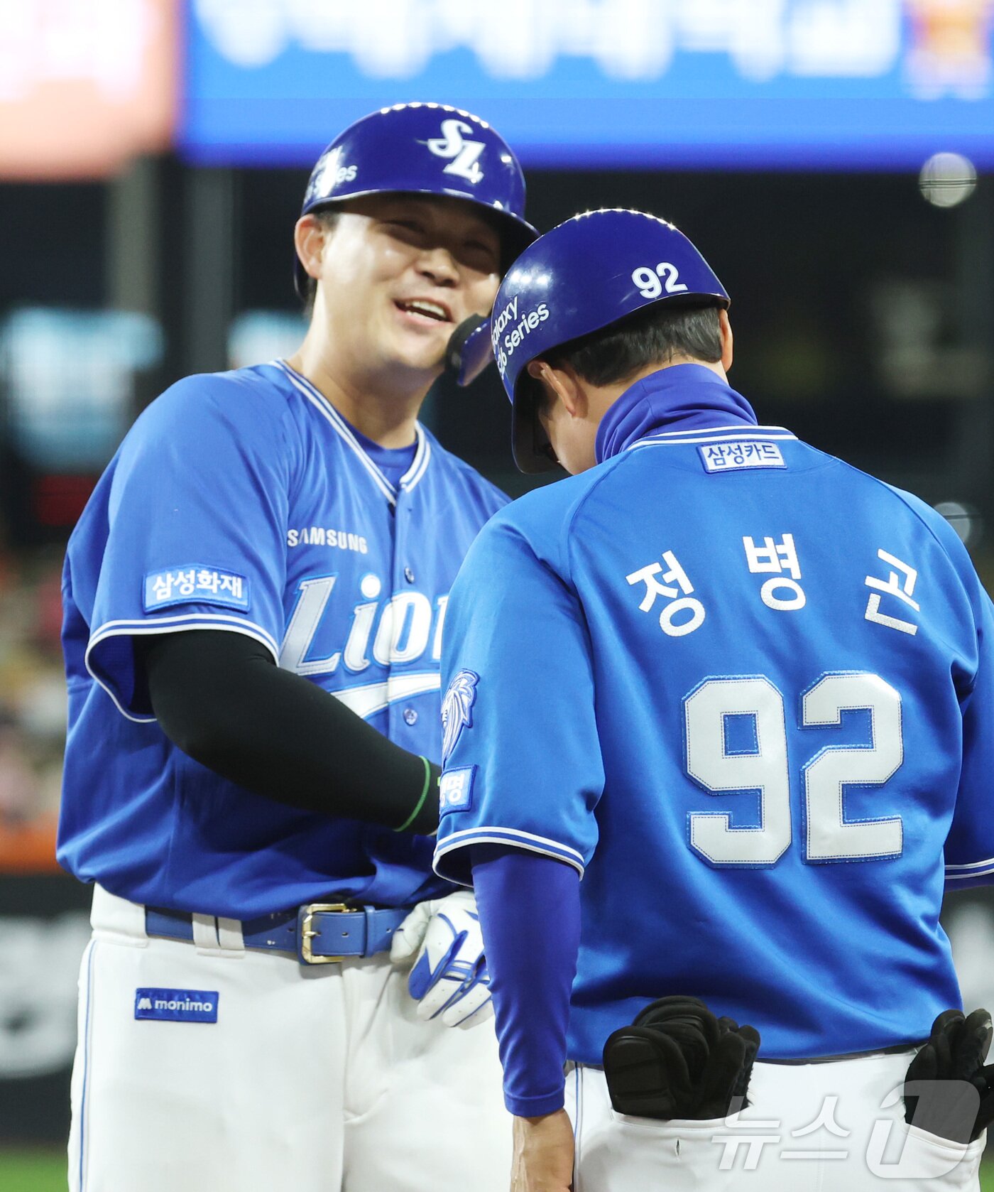 본문 이미지 - 16일 대전 한화생명볼파크에서 열린 2026 신한 SOL KBO리그 삼성 라이온즈와 한화 이글스의 경기가 3회초 한화 2루수 하주석이 뜬공을 놓치며 타점을 올린 삼성 전병우가 미소짓고 있다. 2026.4.16 ⓒ 뉴스1 김기남 기자