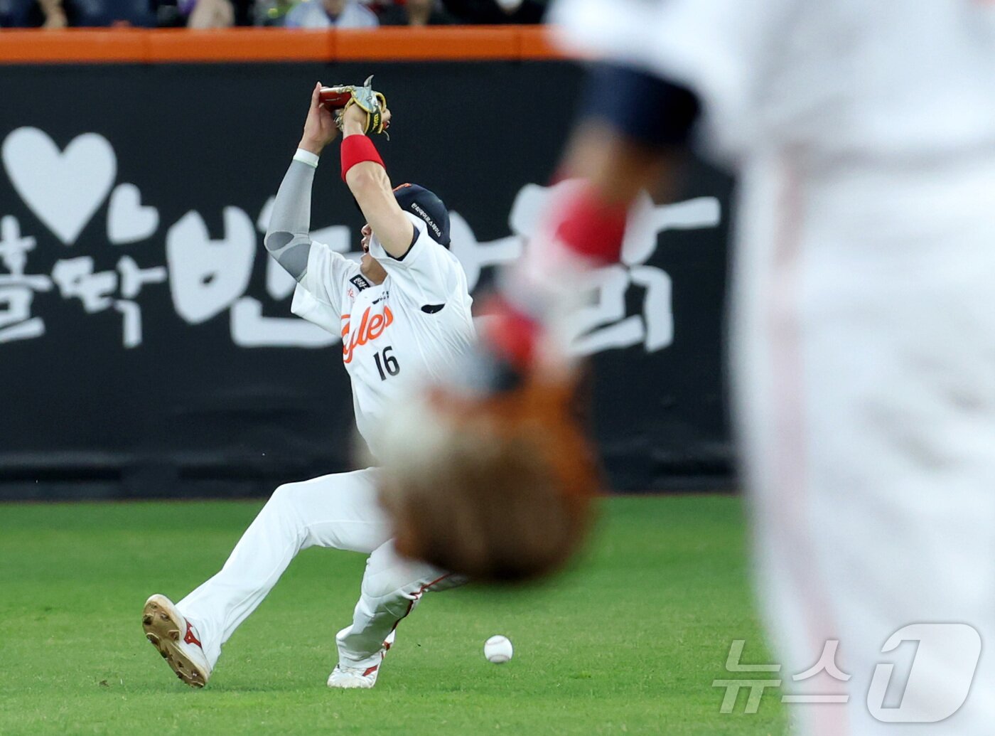 본문 이미지 - 16일 대전 한화생명볼파크에서 열린 2026 신한 SOL KBO리그 삼성 라이온즈와 한화 이글스의 경기에서 3회초 한화 2루수 하주석이 뜬공을 놓치며 엉덩방아를 찧고 있다. 2026.4.16 ⓒ 뉴스1 김기남 기자