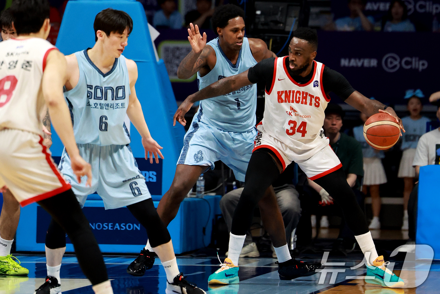 (고양=뉴스1) 이호윤 기자 = 16일 경기 고양시 일산서구 고양소노아레나에서 열린 '2025~2026시즌 LG전자 프로농구 6강 플레이오프 3차전' 고양 소노 스카이거너스와 서울 …