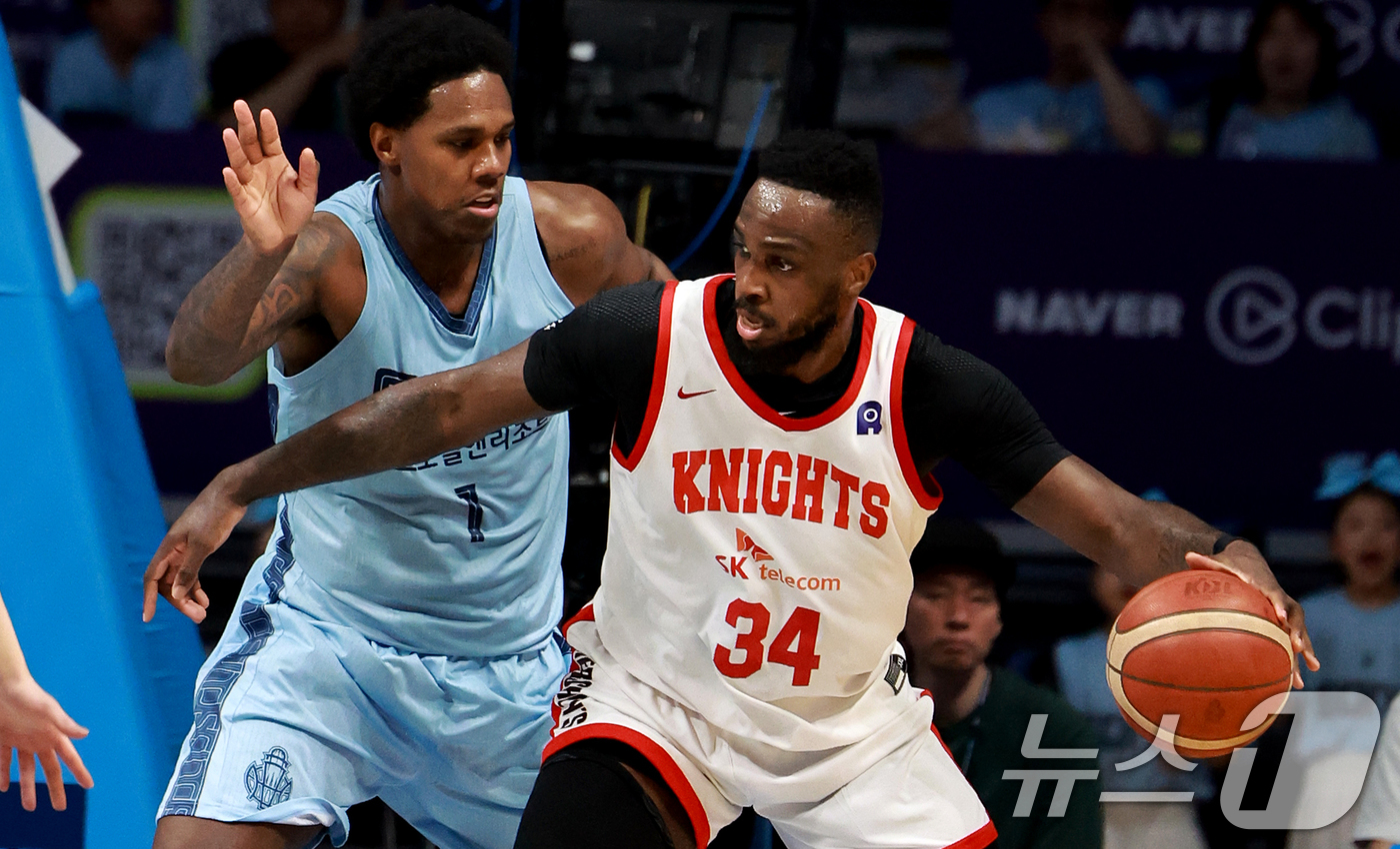 (고양=뉴스1) 이호윤 기자 = 16일 경기 고양시 일산서구 고양소노아레나에서 열린 '2025~2026시즌 LG전자 프로농구 6강 플레이오프 3차전' 고양 소노 스카이거너스와 서울 …