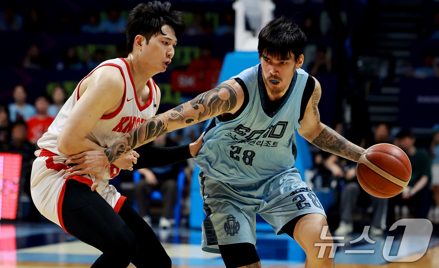 (고양=뉴스1) 이호윤 기자 = 16일 경기 고양시 일산서구 고양소노아레나에서 열린 '2025~2026시즌 LG전자 프로농구 6강 플레이오프 3차전' 고양 소노 스카이거너스와 서울 …