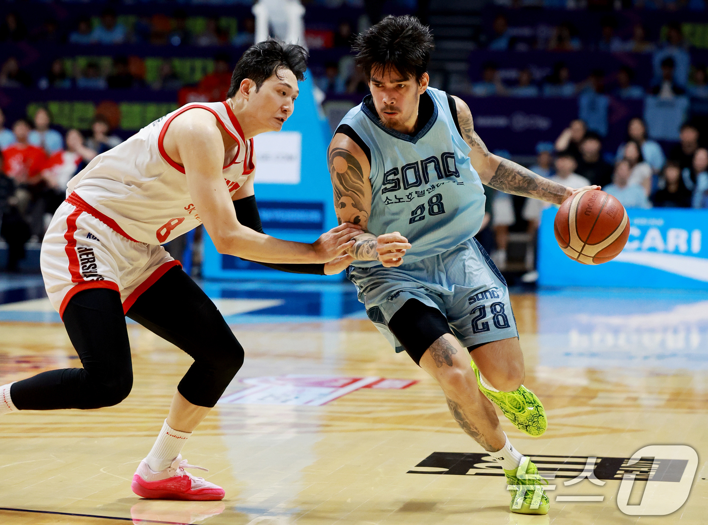 (고양=뉴스1) 이호윤 기자 = 16일 경기 고양시 일산서구 고양소노아레나에서 열린 '2025~2026시즌 LG전자 프로농구 6강 플레이오프 3차전' 고양 소노 스카이거너스와 서울 …