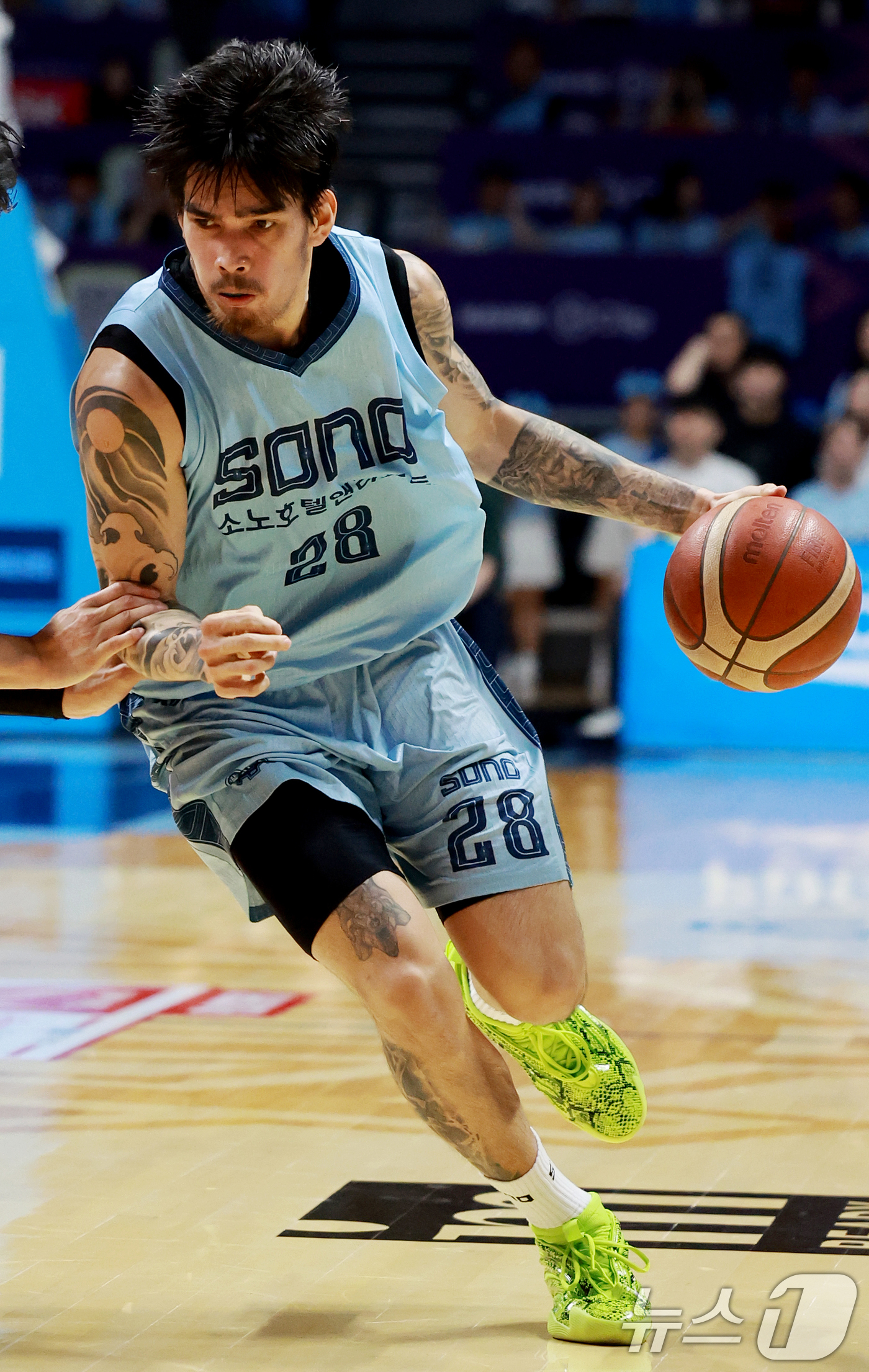 (고양=뉴스1) 이호윤 기자 = 16일 경기 고양시 일산서구 고양소노아레나에서 열린 '2025~2026시즌 LG전자 프로농구 6강 플레이오프 3차전' 고양 소노 스카이거너스와 서울 …