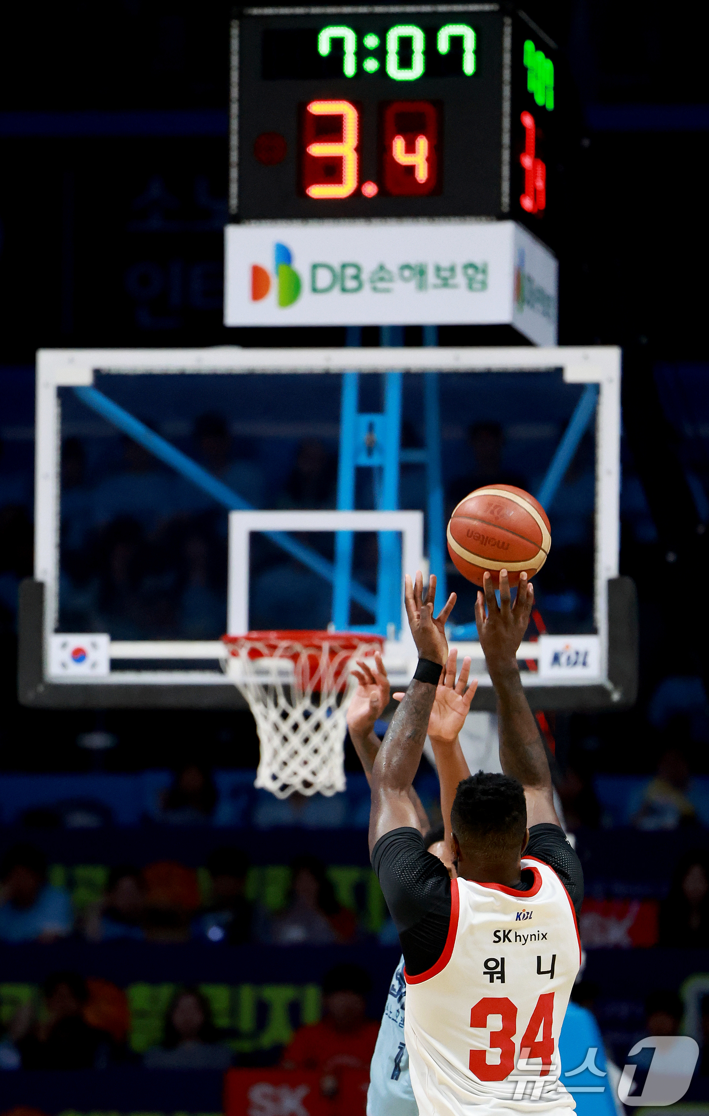 (고양=뉴스1) 이호윤 기자 = 16일 경기 고양시 일산서구 고양소노아레나에서 열린 '2025~2026시즌 LG전자 프로농구 6강 플레이오프 3차전' 고양 소노 스카이거너스와 서울 …