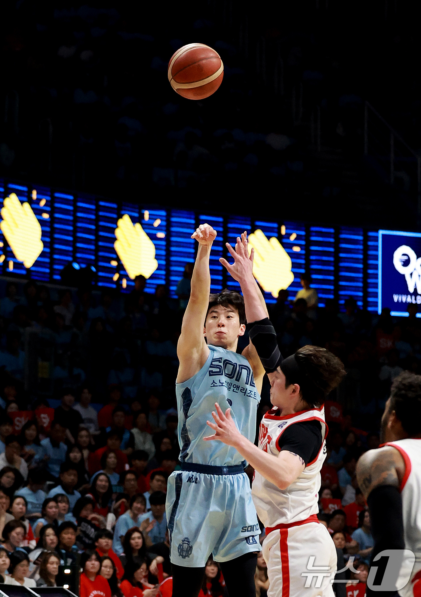 (고양=뉴스1) 이호윤 기자 = 16일 경기 고양시 일산서구 고양소노아레나에서 열린 '2025~2026시즌 LG전자 프로농구 6강 플레이오프 3차전' 고양 소노 스카이거너스와 서울 …