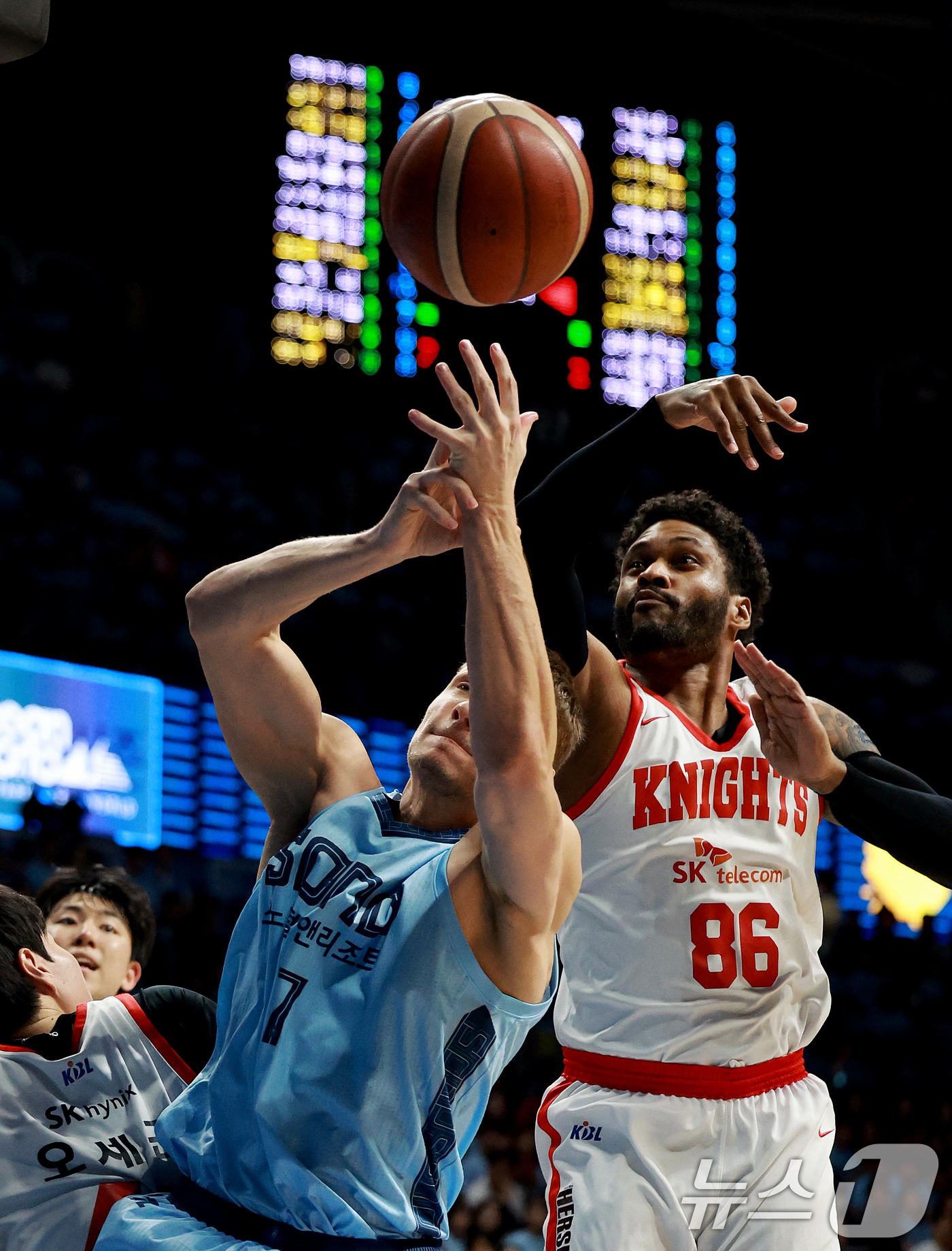 (고양=뉴스1) 이호윤 기자 = 16일 경기 고양시 일산서구 고양소노아레나에서 열린 '2025~2026시즌 LG전자 프로농구 6강 플레이오프 3차전' 고양 소노 스카이거너스와 서울 …