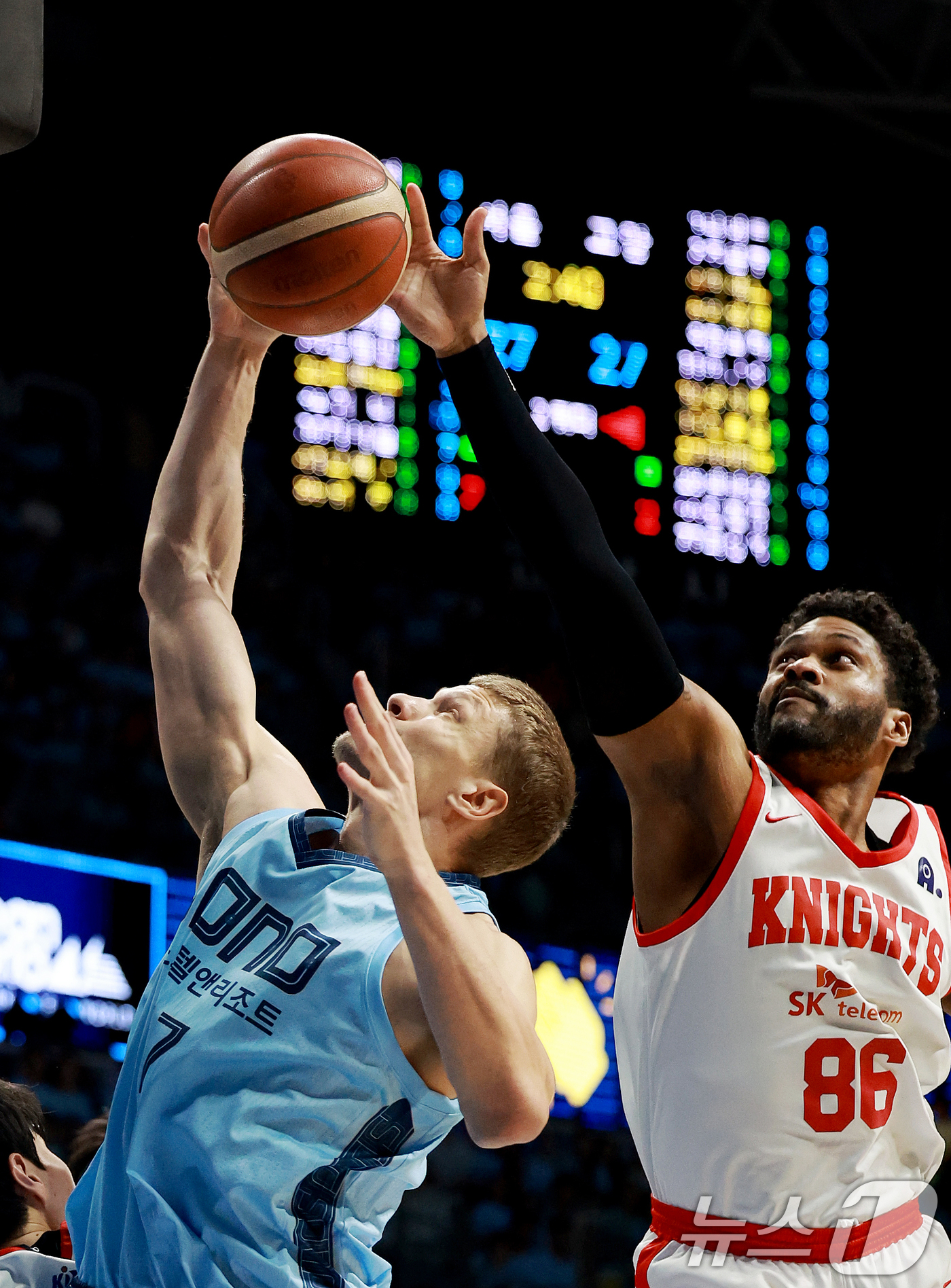 (고양=뉴스1) 이호윤 기자 = 16일 경기 고양시 일산서구 고양소노아레나에서 열린 '2025~2026시즌 LG전자 프로농구 6강 플레이오프 3차전' 고양 소노 스카이거너스와 서울 …