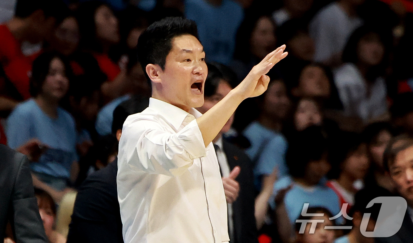 (고양=뉴스1) 이호윤 기자 = 16일 경기 고양시 일산서구 고양소노아레나에서 열린 '2025~2026시즌 LG전자 프로농구 6강 플레이오프 3차전' 고양 소노 스카이거너스와 서울 …