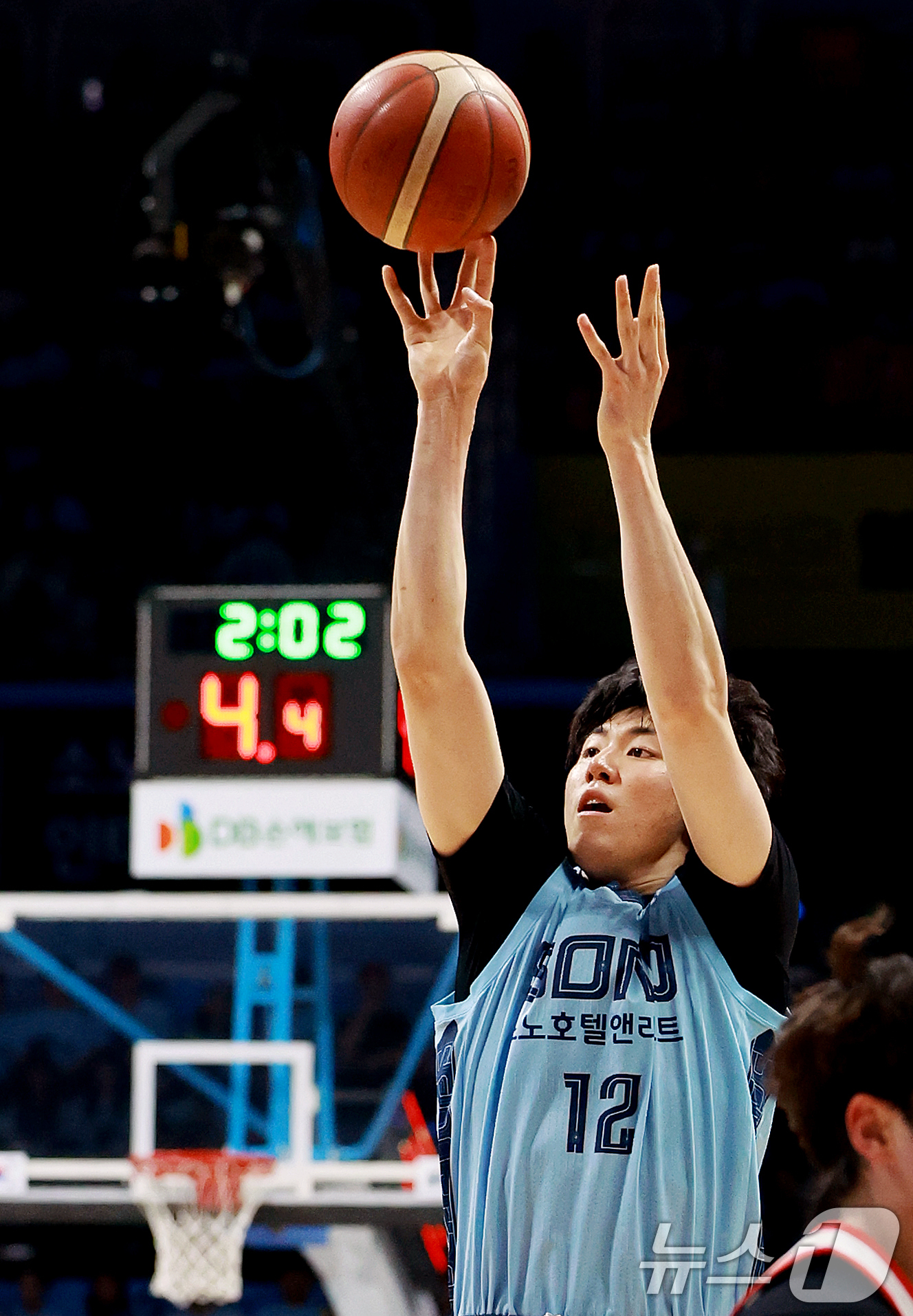 (고양=뉴스1) 이호윤 기자 = 16일 경기 고양시 일산서구 고양소노아레나에서 열린 '2025~2026시즌 LG전자 프로농구 6강 플레이오프 3차전' 고양 소노 스카이거너스와 서울 …