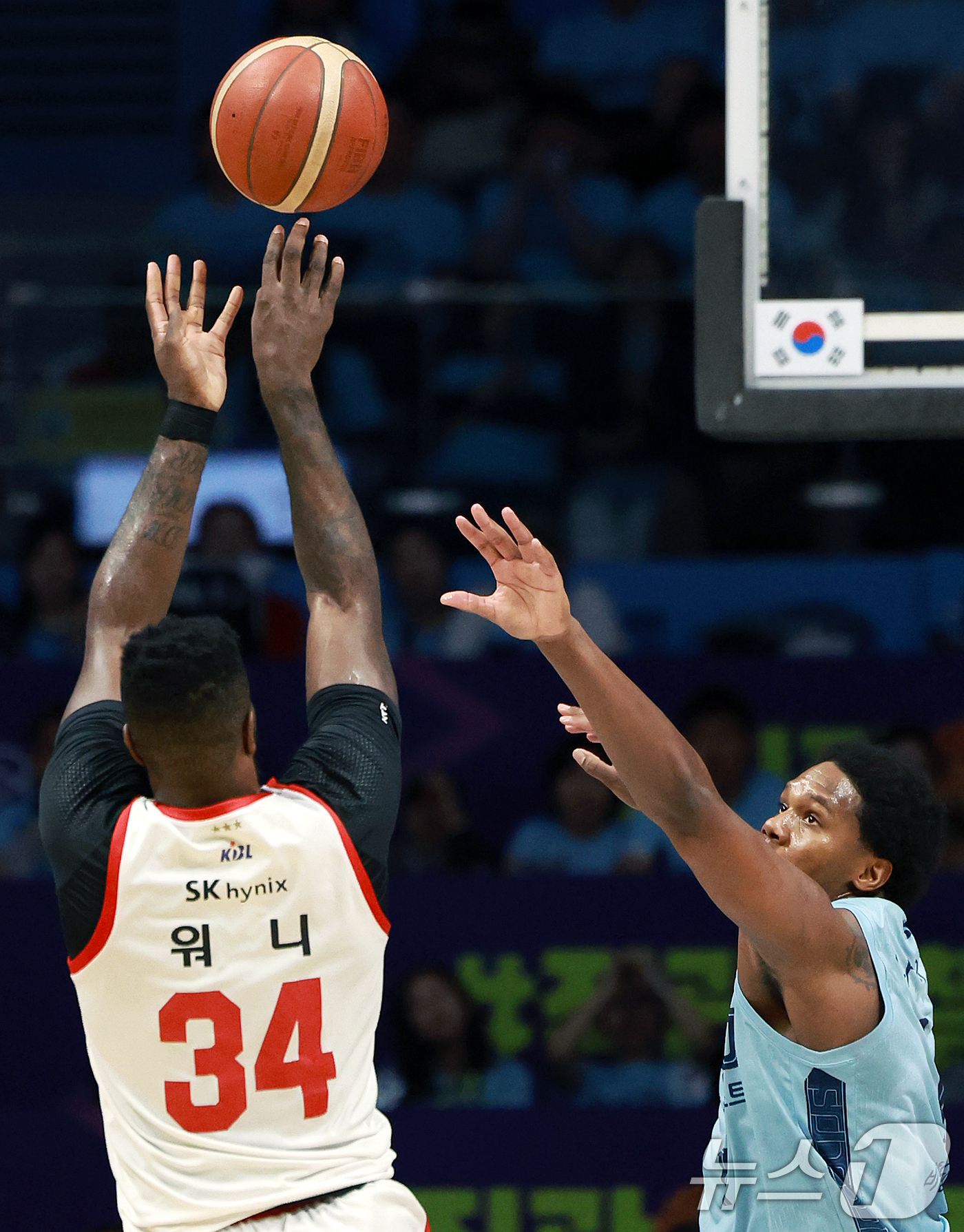 (고양=뉴스1) 이호윤 기자 = 16일 경기 고양시 일산서구 고양소노아레나에서 열린 '2025~2026시즌 LG전자 프로농구 6강 플레이오프 3차전' 고양 소노 스카이거너스와 서울 …